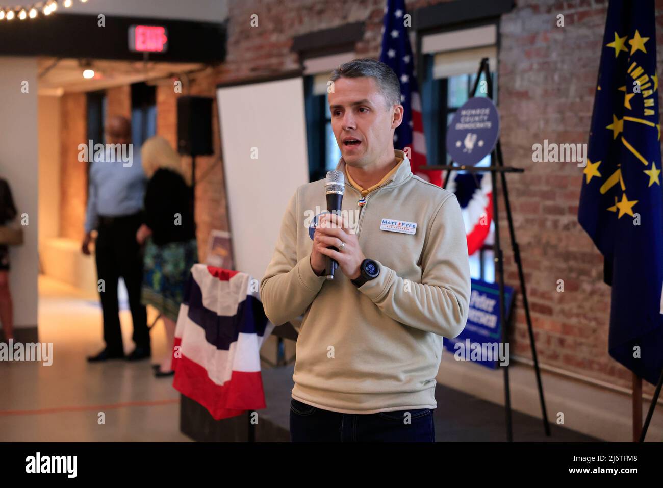 Matthew Fyfe s'exprime en tant que membres du Parti démocratique du comté de Monroe pour le Parti de surveillance de nuit des élections primaires au Mill à Bloomington. Fyfe, qui se présente en tant que démocrate pour le représentant des États-Unis pour le neuvième district, a remporté le primaire et affrontera le candidat du GOP Erin Houchin à mi-mandat à l'automne. Fyfe est professeur à Bloomington. (Photo de Jeremy Hogan / SOPA Images / Sipa USA) Banque D'Images