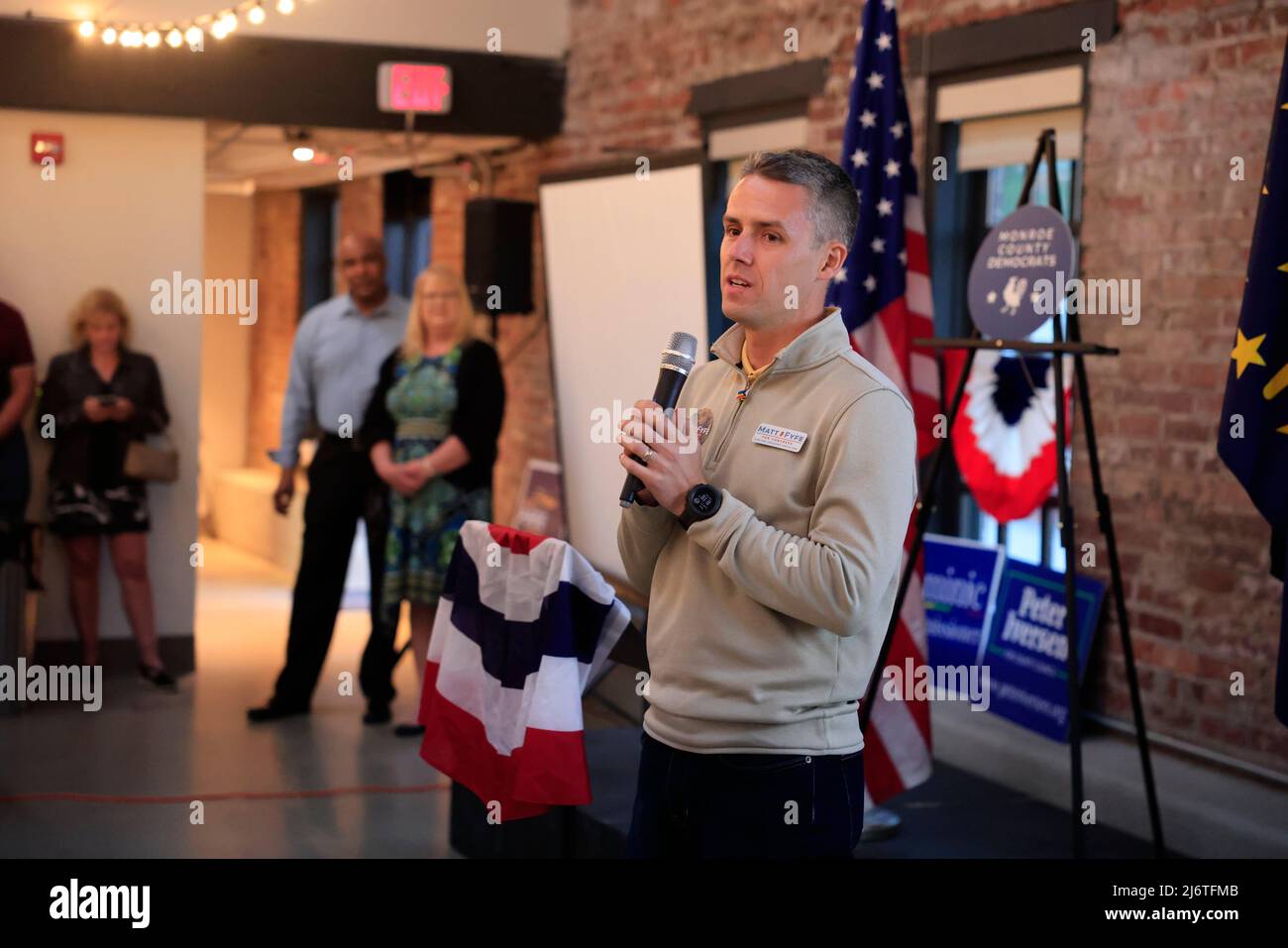 Matthew Fyfe s'exprime en tant que membres du Parti démocratique du comté de Monroe pour le Parti de surveillance de nuit des élections primaires au Mill à Bloomington. Fyfe, qui se présente en tant que démocrate pour le représentant des États-Unis pour le neuvième district, a remporté le primaire et affrontera le candidat du GOP Erin Houchin à mi-mandat à l'automne. Fyfe est professeur à Bloomington. (Photo de Jeremy Hogan / SOPA Images / Sipa USA) Banque D'Images