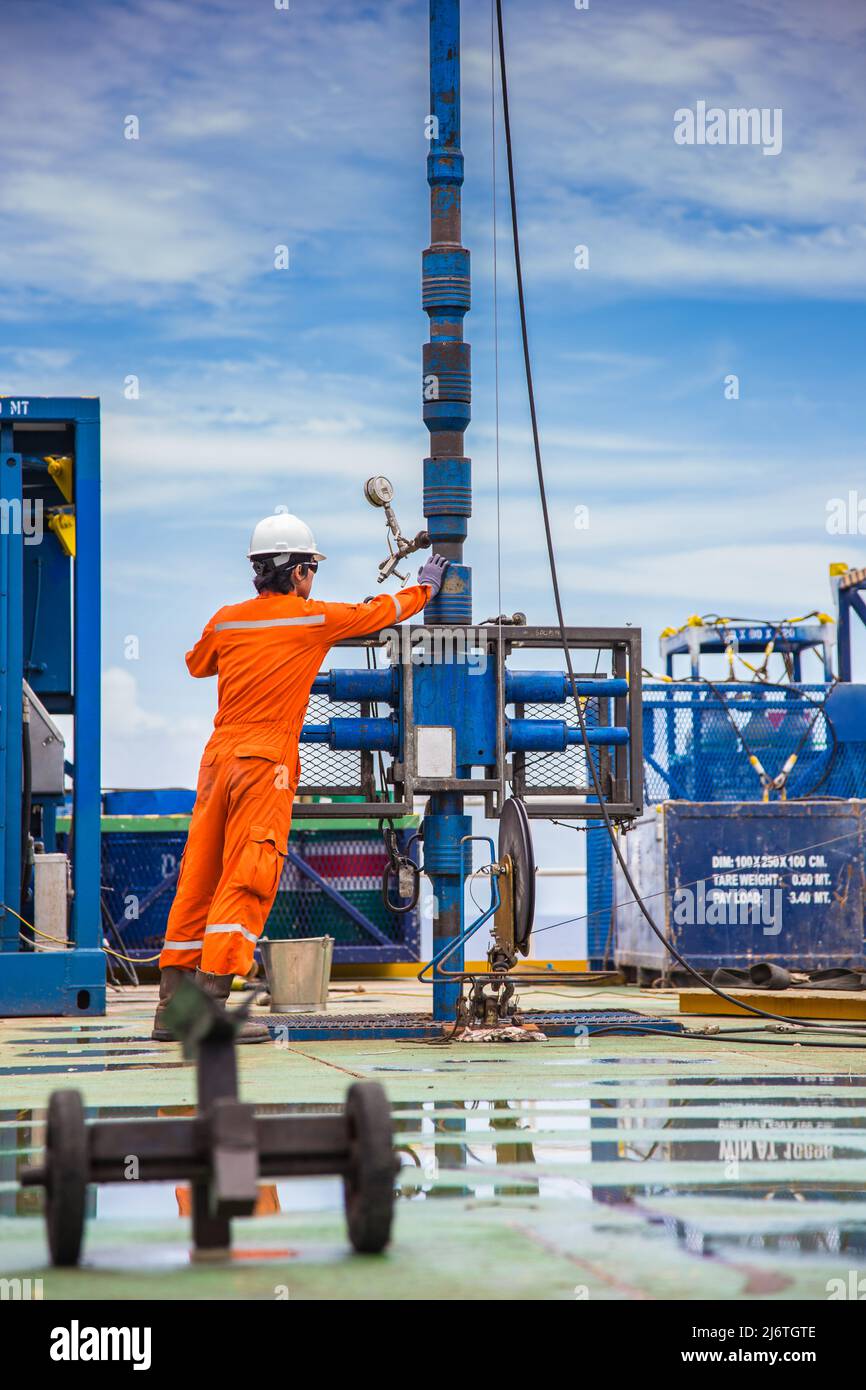 Industrie du pétrole et du gaz offshore, le travailleur inspecte et établit des outils de pointe pour assurer la sécurité avant de perforer les puits de production de pétrole et de gaz. Banque D'Images