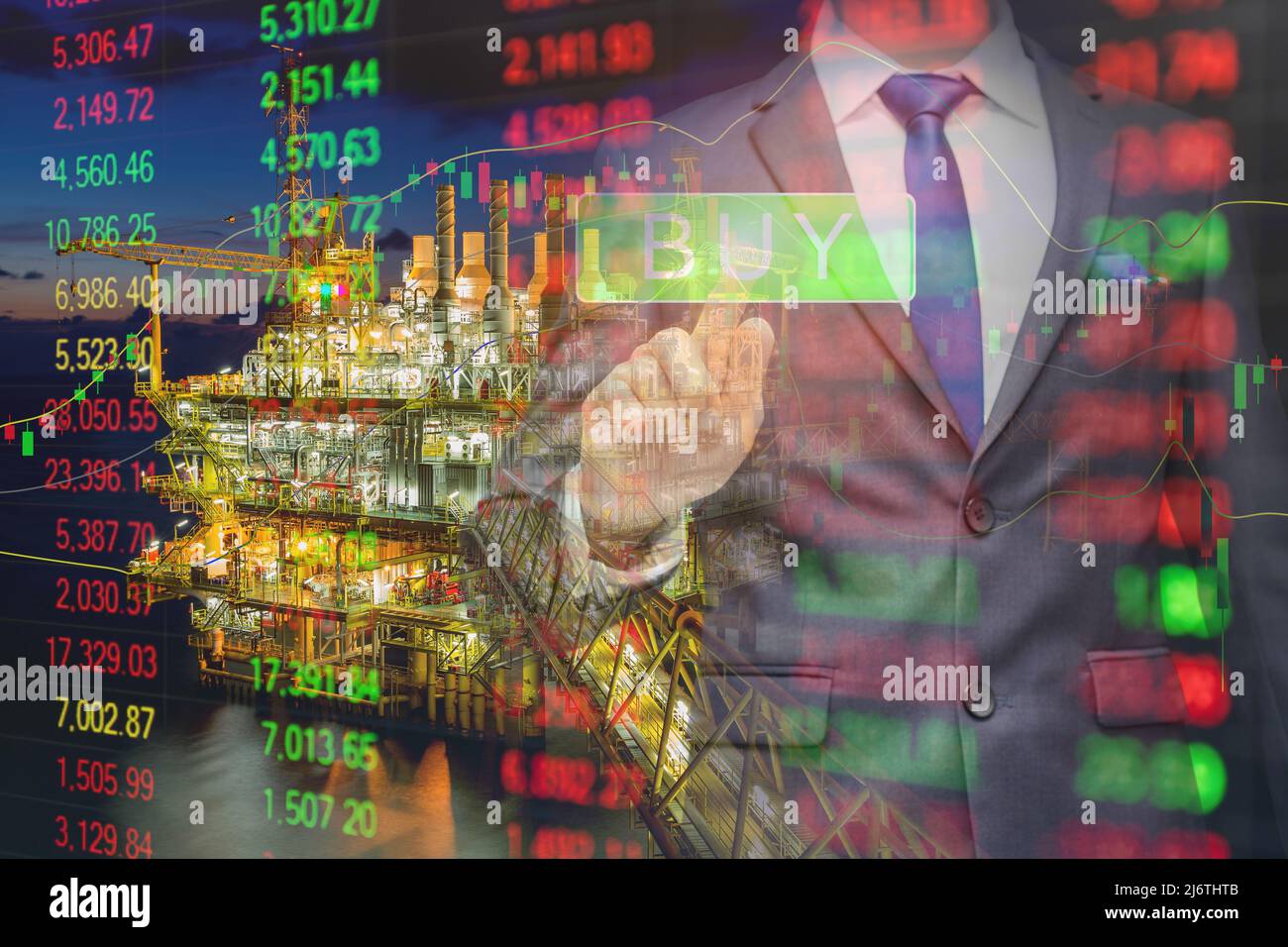 L'homme d'affaires utilisant la technologie visuelle moderne pour le commerce de vendre sur le marché des stocks de pétrole et de gaz avec graphique d'indice et de fond d'indicateur, investissement Banque D'Images