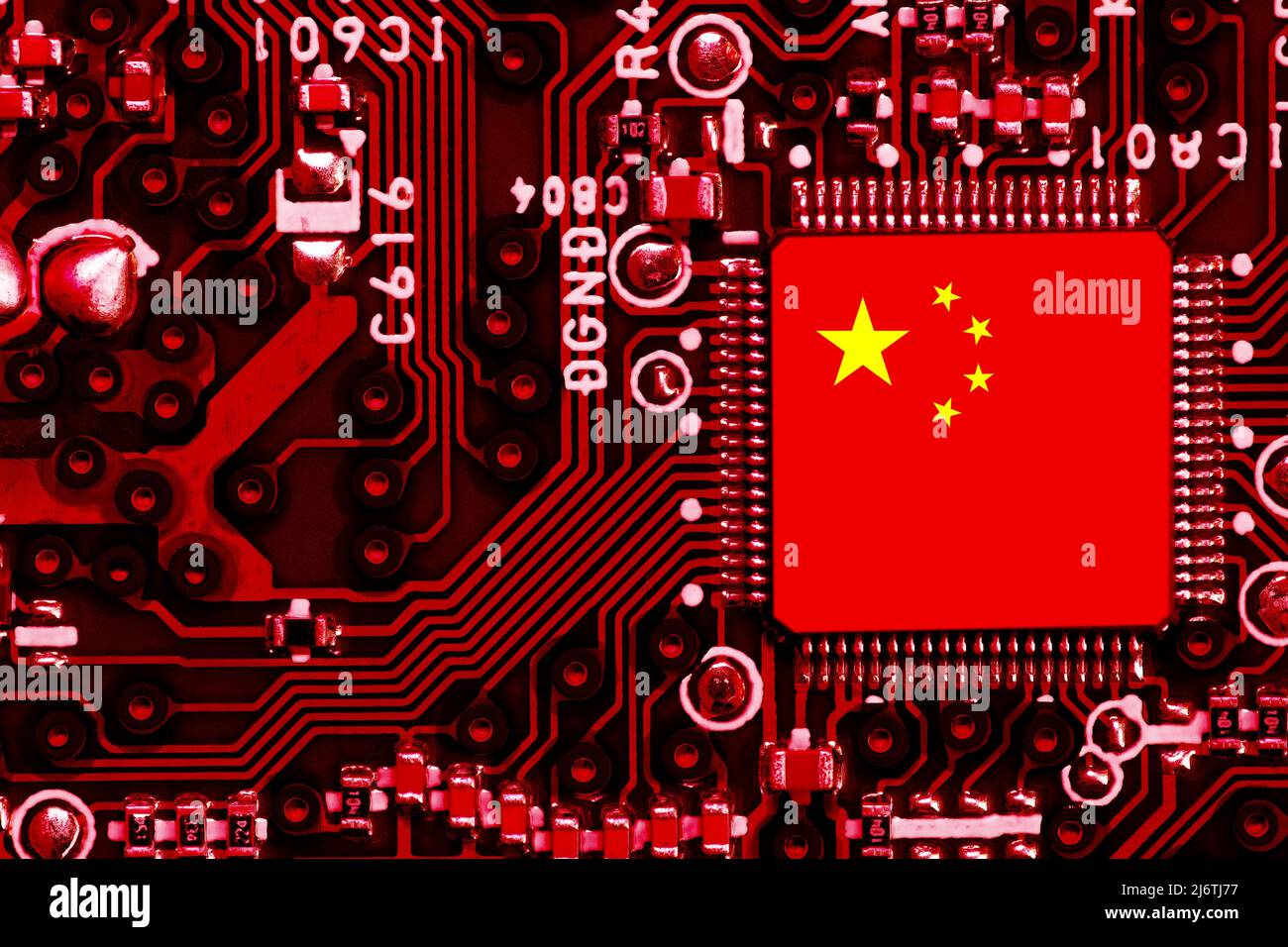 Drapeau national chinois superposé sur la puce PC de la carte de circuit imprimé intégrée Banque D'Images