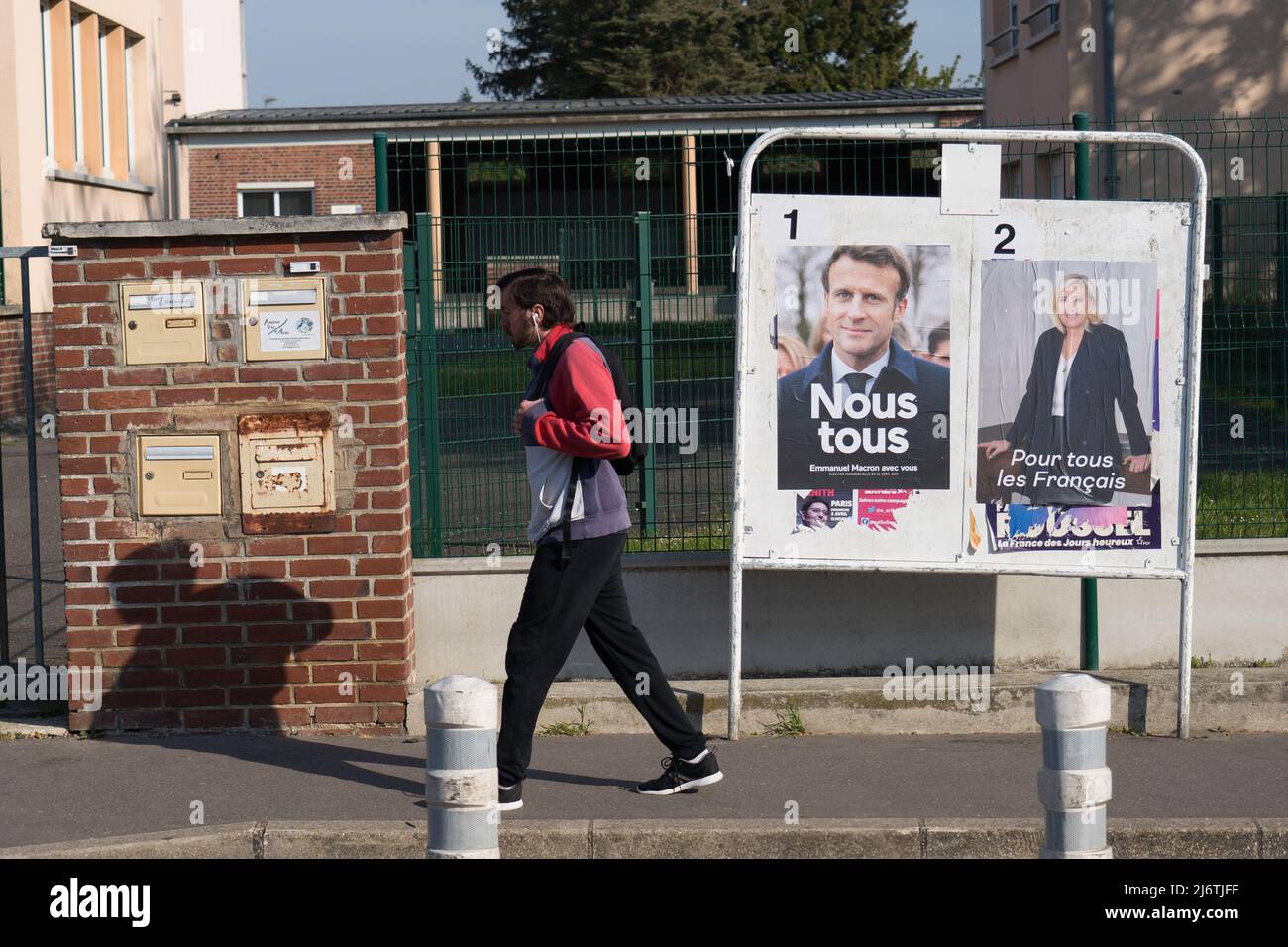 AMIENS, FRANCE - 28 AVRIL 2022 : affiches de campagne pour le deuxième tour de l'élection présidentielle française, devant un bureau de vote. Banque D'Images