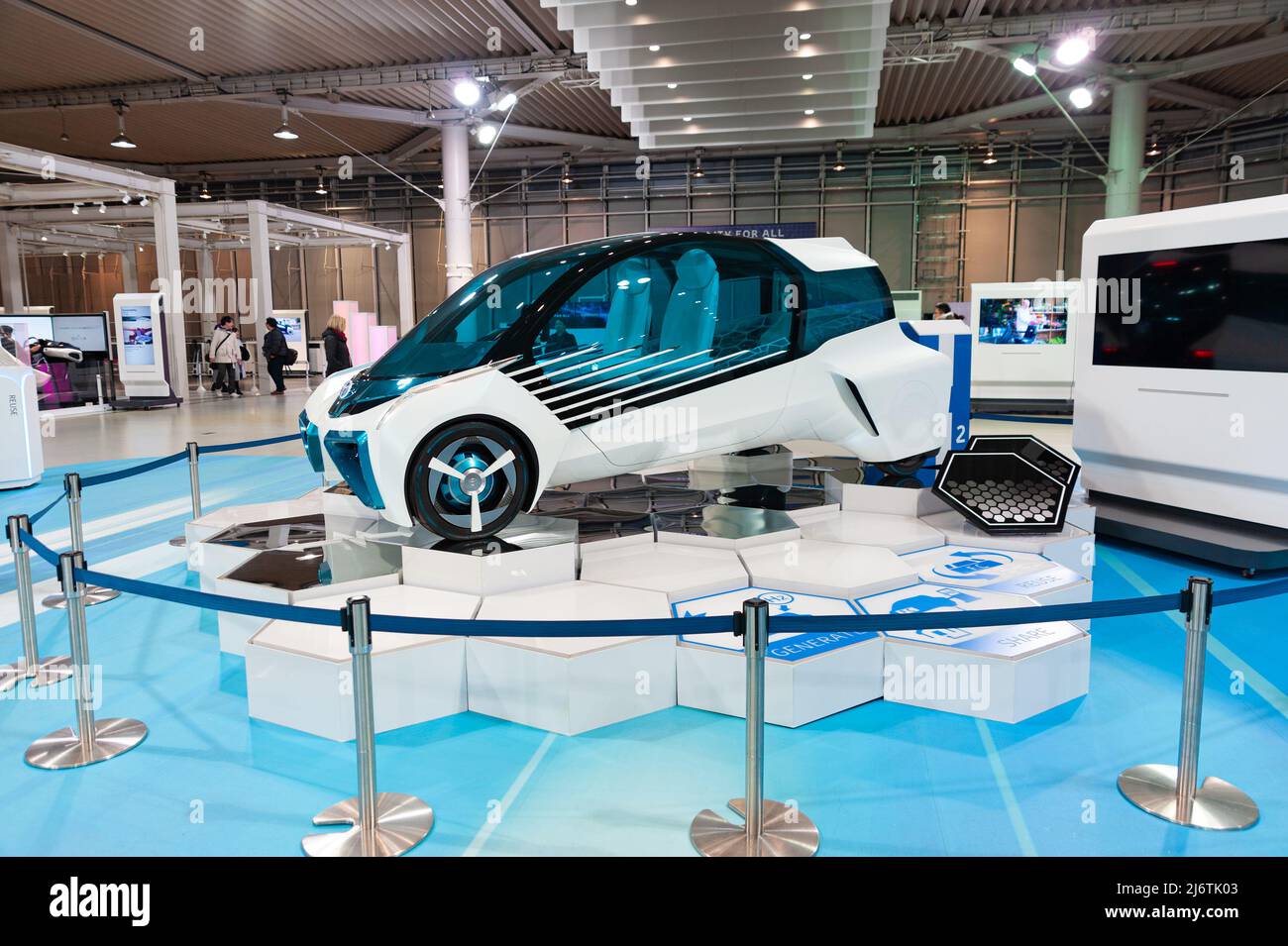 Odaiba, Tokyo, Japon, Toyota Showcase Mega Web Palette Town - 2 janvier 2020: Toyota concept futuriste hydrogène voiture: FCV plus. Banque D'Images