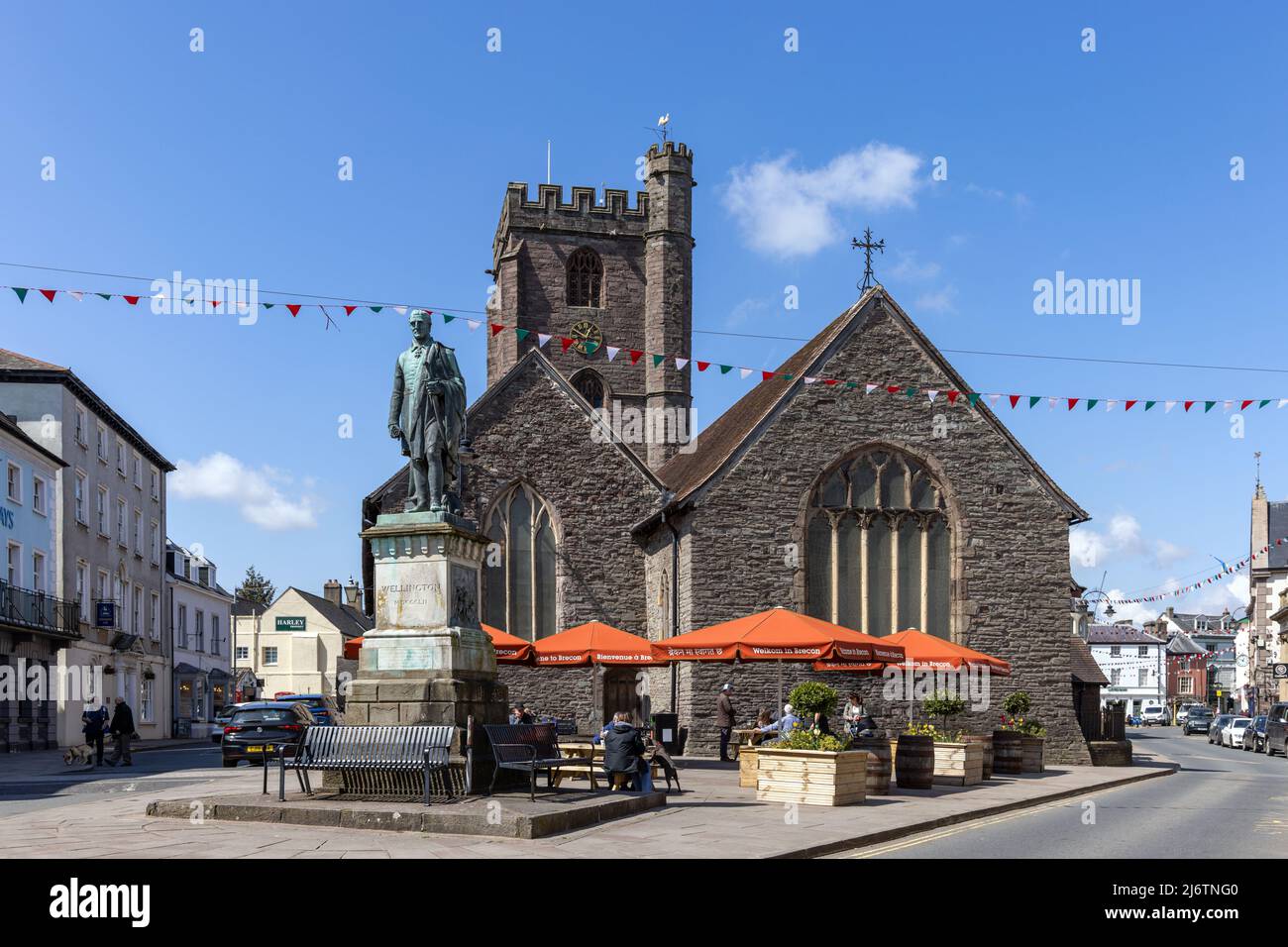 Statue du duc de Wellington et église paroissiale de Saint-Marys dans le centre-ville de Brecon, Powys, pays de Galles du Sud, Royaume-Uni Banque D'Images