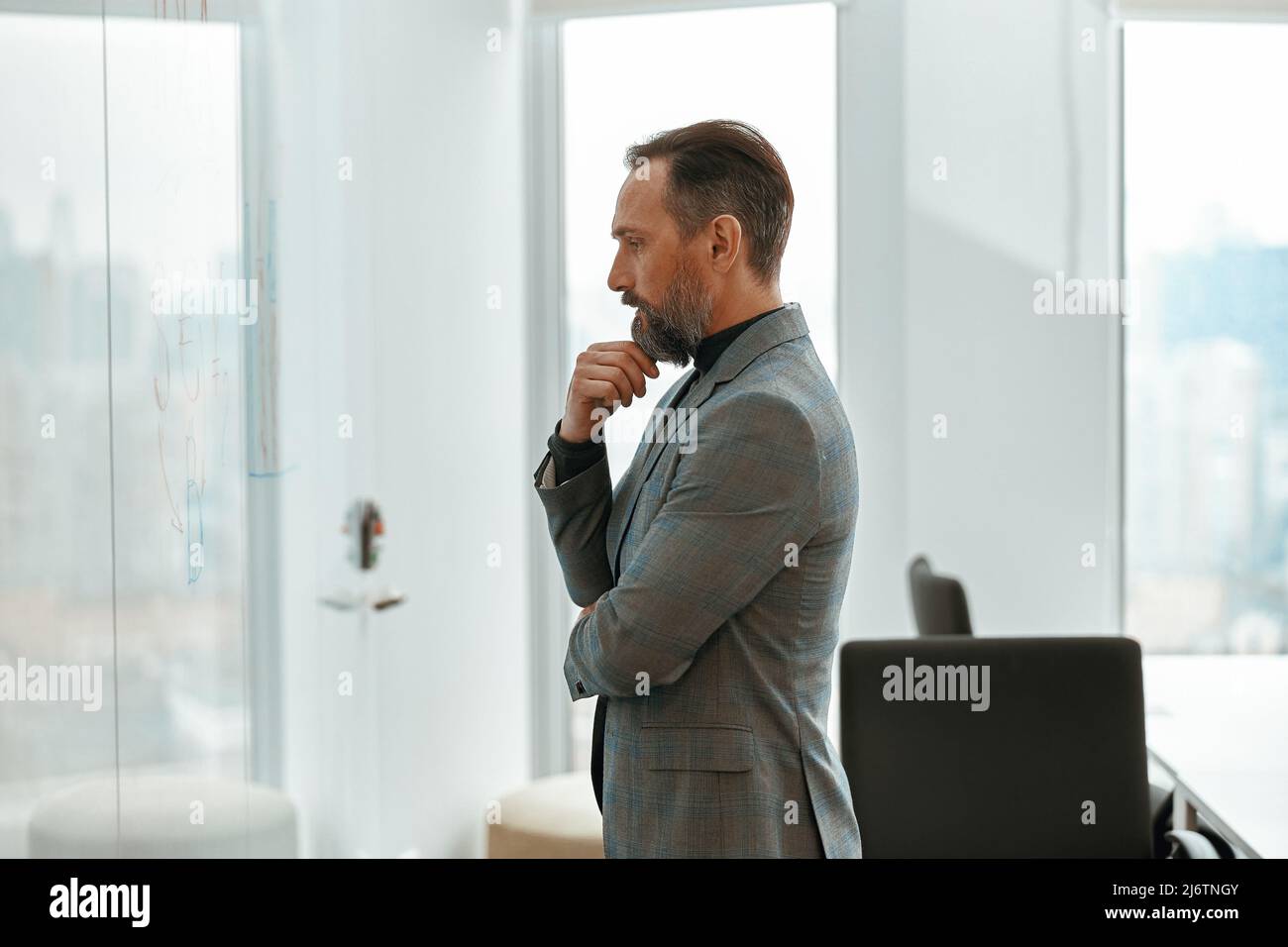 Homme d'affaires adulte regardant le tableau blanc dans la salle de conférence Banque D'Images