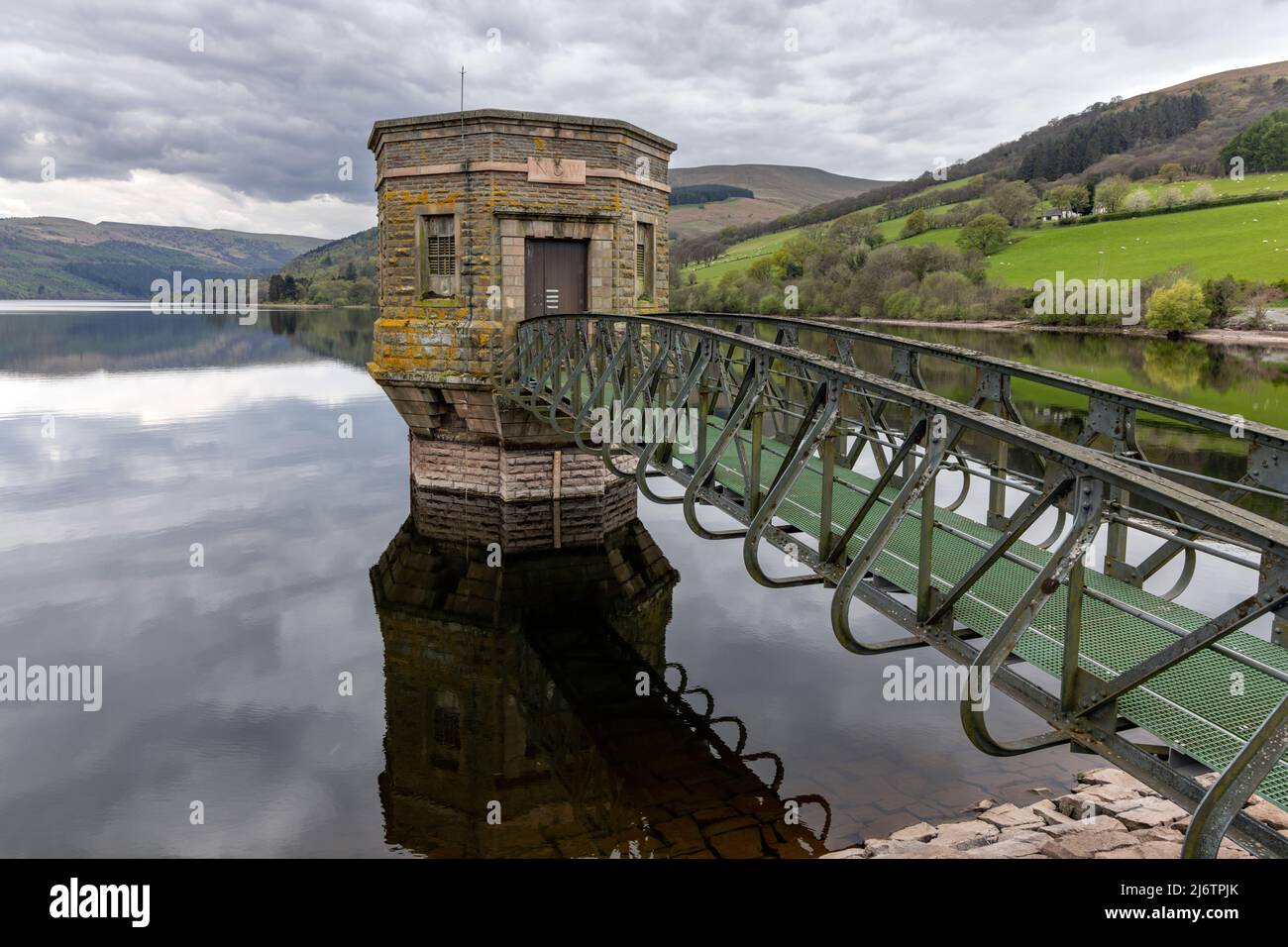 La tour de décollage au réservoir de Talybont, dans le parc national de Brecon Beacons, au pays de Galles. Banque D'Images