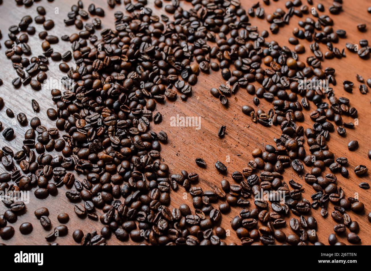 Grains de café dispersés sur la table. Banque D'Images Grains de café dispersés sur la table. Banque D'Images