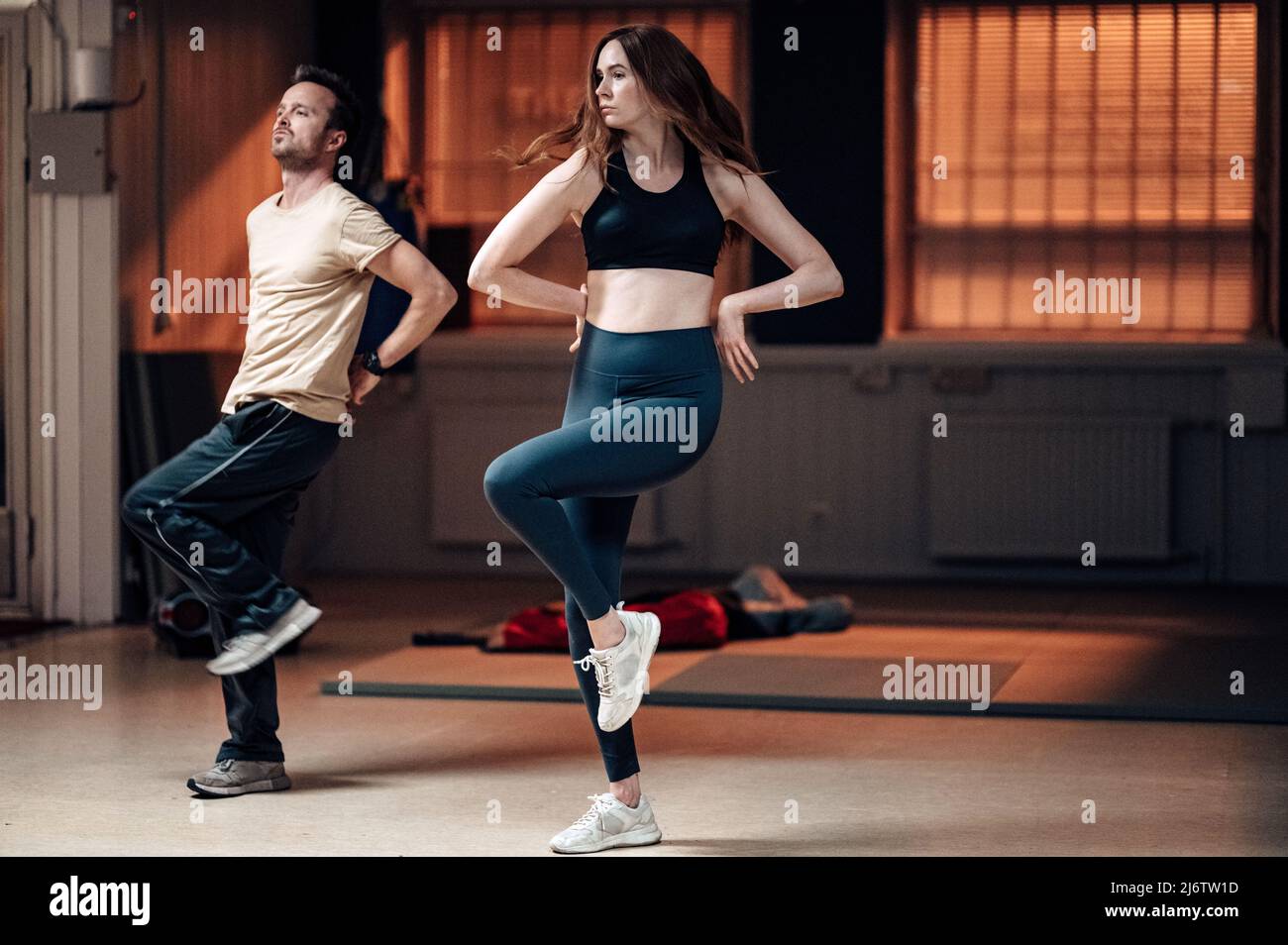 AARON PAUL et KAREN GILLAN en DOUBLE (2022), dirigé par RILEY STEARNS. Credit: FILM DE TÊTE / Album Banque D'Images