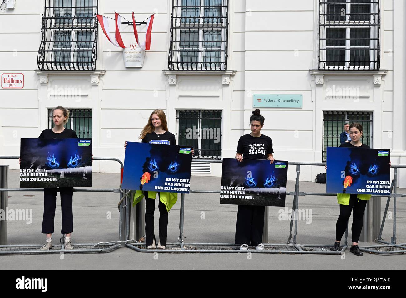 Vienne, Autriche. 4th mai 2022. Les écologistes protestent devant la Chancellerie fédérale contre l'inaction dans la transition énergétique. Avant le Conseil des ministres d'aujourd'hui, l'organisation de protection de l'environnement GLOBAL 2000 appelle à un paquet de transition énergétique pour éliminer progressivement le gaz et le pétrole. Crédit : Franz PERC/Alay Live News Banque D'Images