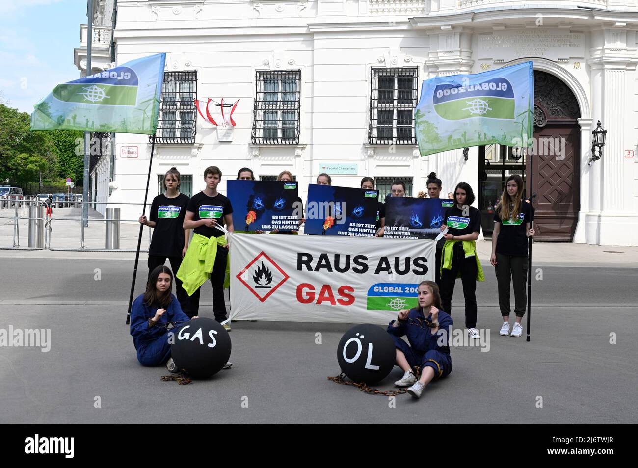 Vienne, Autriche. 4th mai 2022. Les écologistes protestent devant la Chancellerie fédérale contre l'inaction dans la transition énergétique. Avant le Conseil des ministres d'aujourd'hui, l'organisation de protection de l'environnement GLOBAL 2000 appelle à un paquet de transition énergétique pour éliminer progressivement le gaz et le pétrole. L'image montre une bannière avec l'inscription 'sortez du gaz' crédit: Franz PERC/Alay Live News Banque D'Images
