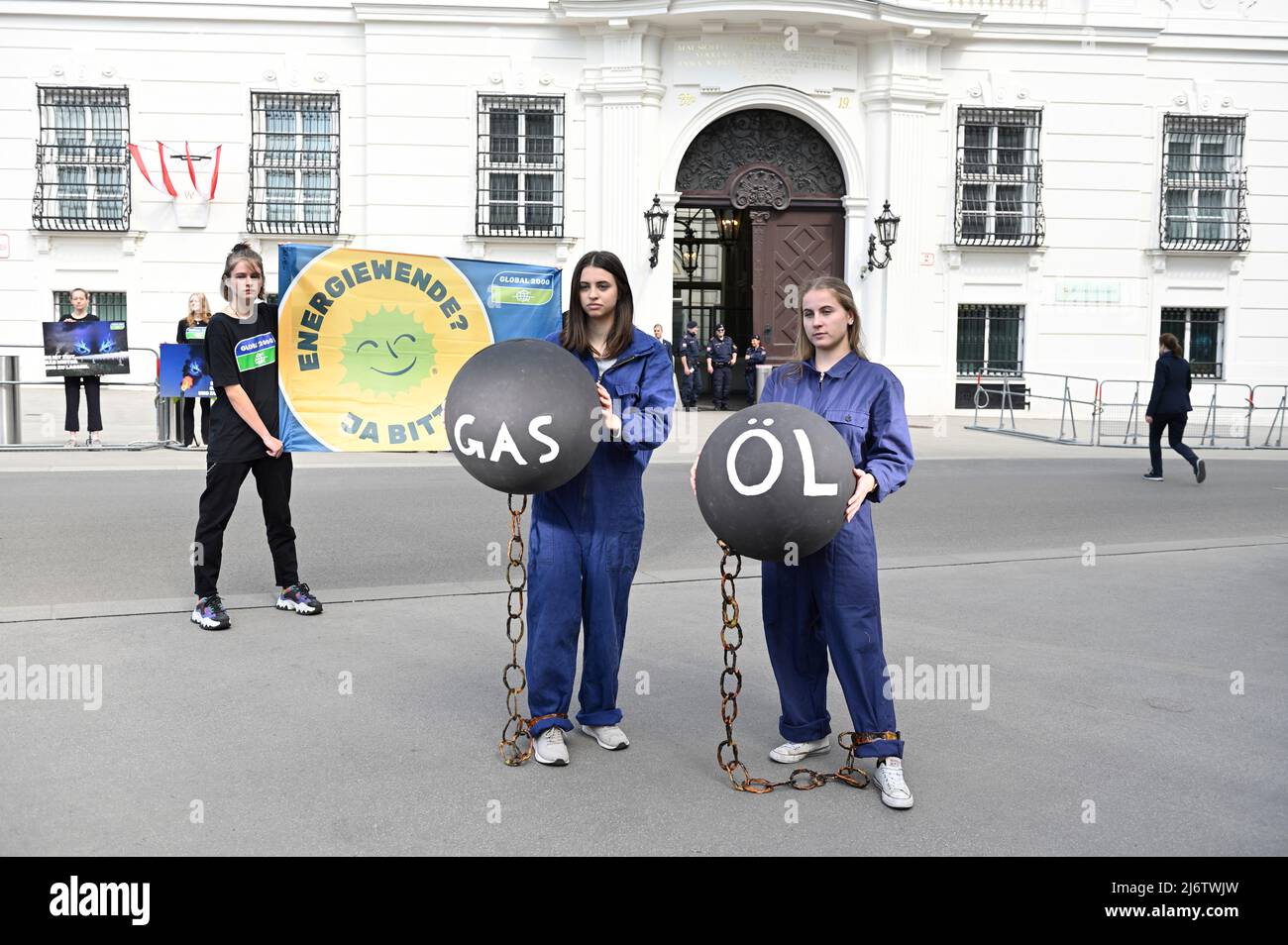 Vienne, Autriche. 4th mai 2022. Les écologistes protestent devant la Chancellerie fédérale contre l'inaction dans la transition énergétique. Avant le Conseil des ministres d'aujourd'hui, l'organisation de protection de l'environnement GLOBAL 2000 appelle à un paquet de transition énergétique pour éliminer progressivement le gaz et le pétrole. L'image montre une bannière avec l'inscription 'Energy transition yes Please' Credit: Franz PERC/Alay Live News Banque D'Images