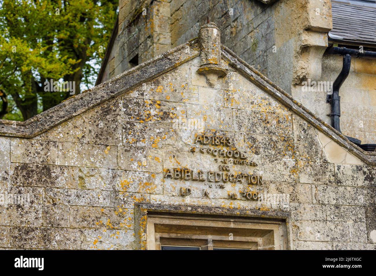 Inscription sur une école religieuse de 19th siècles pour une éducation biblique des pauvres à Shelbourne, un petit village préservé dans la campagne du Wiltshire, en Angleterre Banque D'Images
