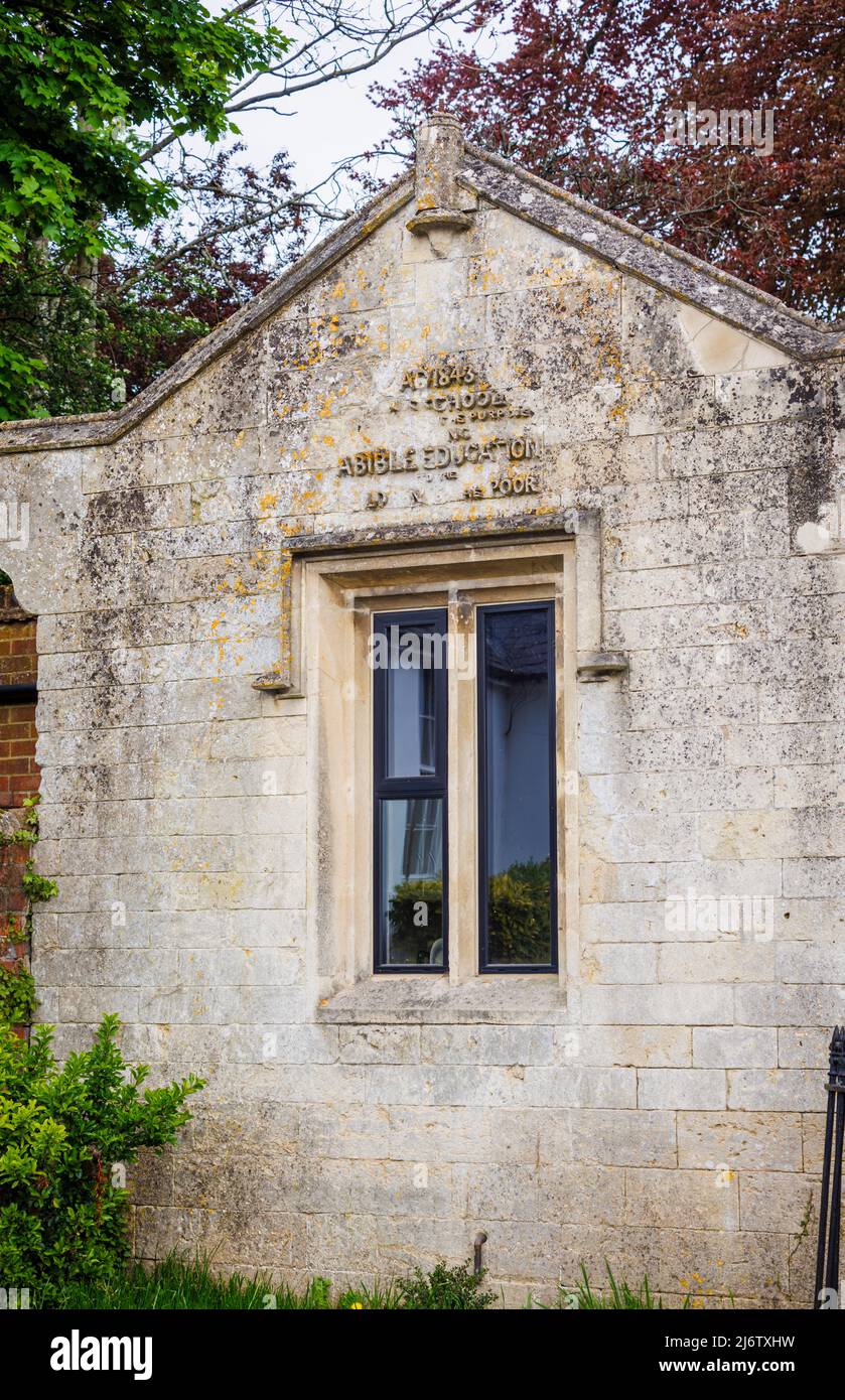 Inscription sur une école religieuse de 19th siècles pour une éducation biblique des pauvres à Shalbourne, un petit village préservé dans la campagne du Wiltshire, en Angleterre Banque D'Images