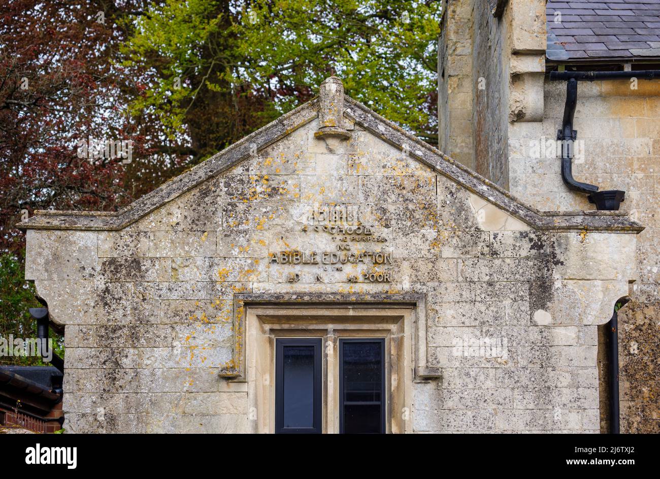 Inscription sur une école religieuse de 19th siècles pour une éducation biblique des pauvres à Shalbourne, un petit village préservé dans la campagne du Wiltshire, en Angleterre Banque D'Images