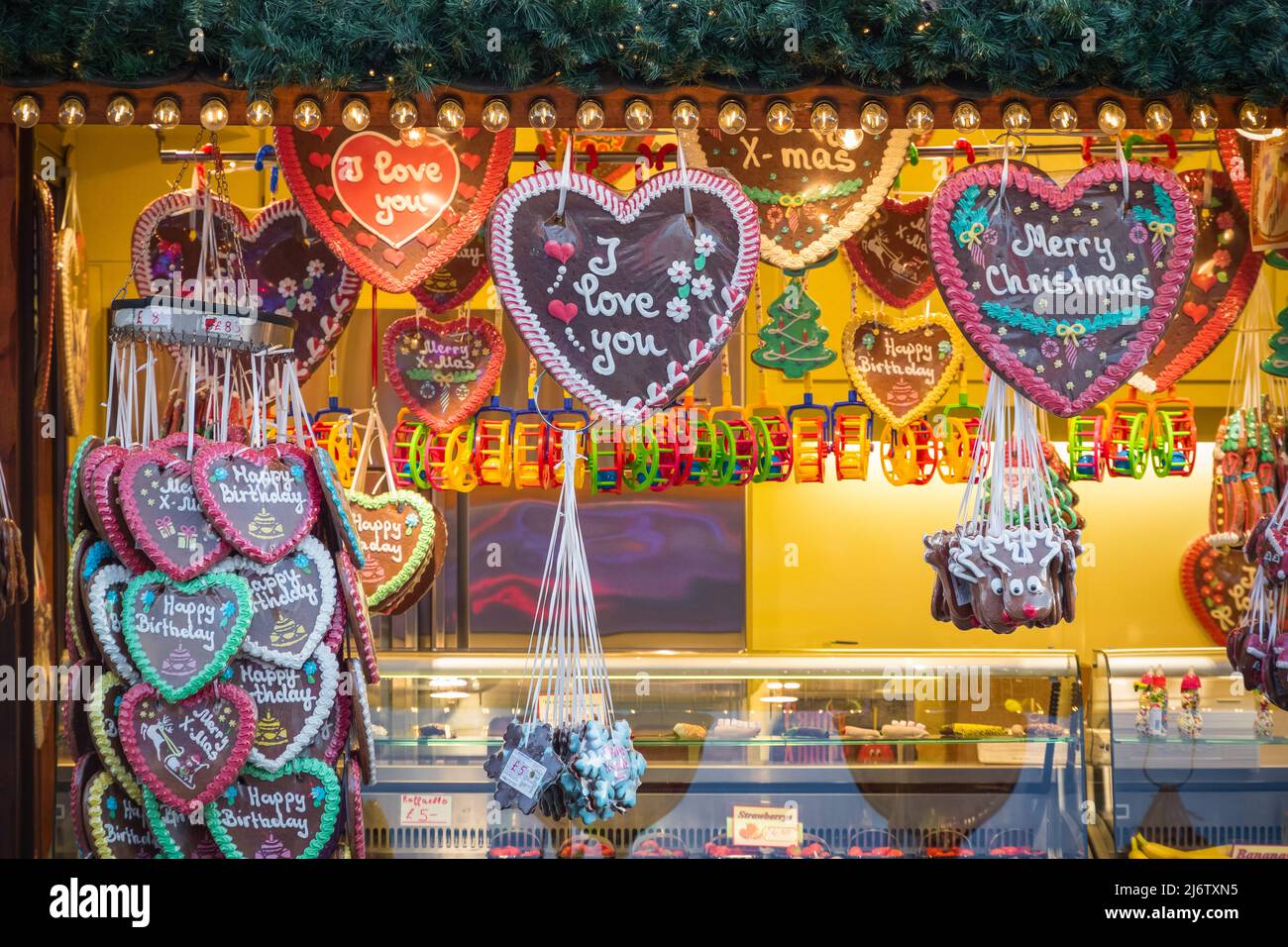 Cœurs de pain d'épice exposés dans un stand de confiserie du marché de Noël Hyde Park Winter Wonderland à Londres Banque D'Images