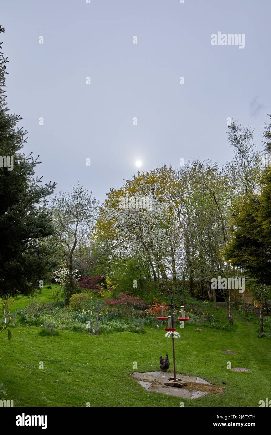 Un début de soirée brumeux et le soleil se brise juste à travers les nuages dans la petite exploitation de la lande Banque D'Images