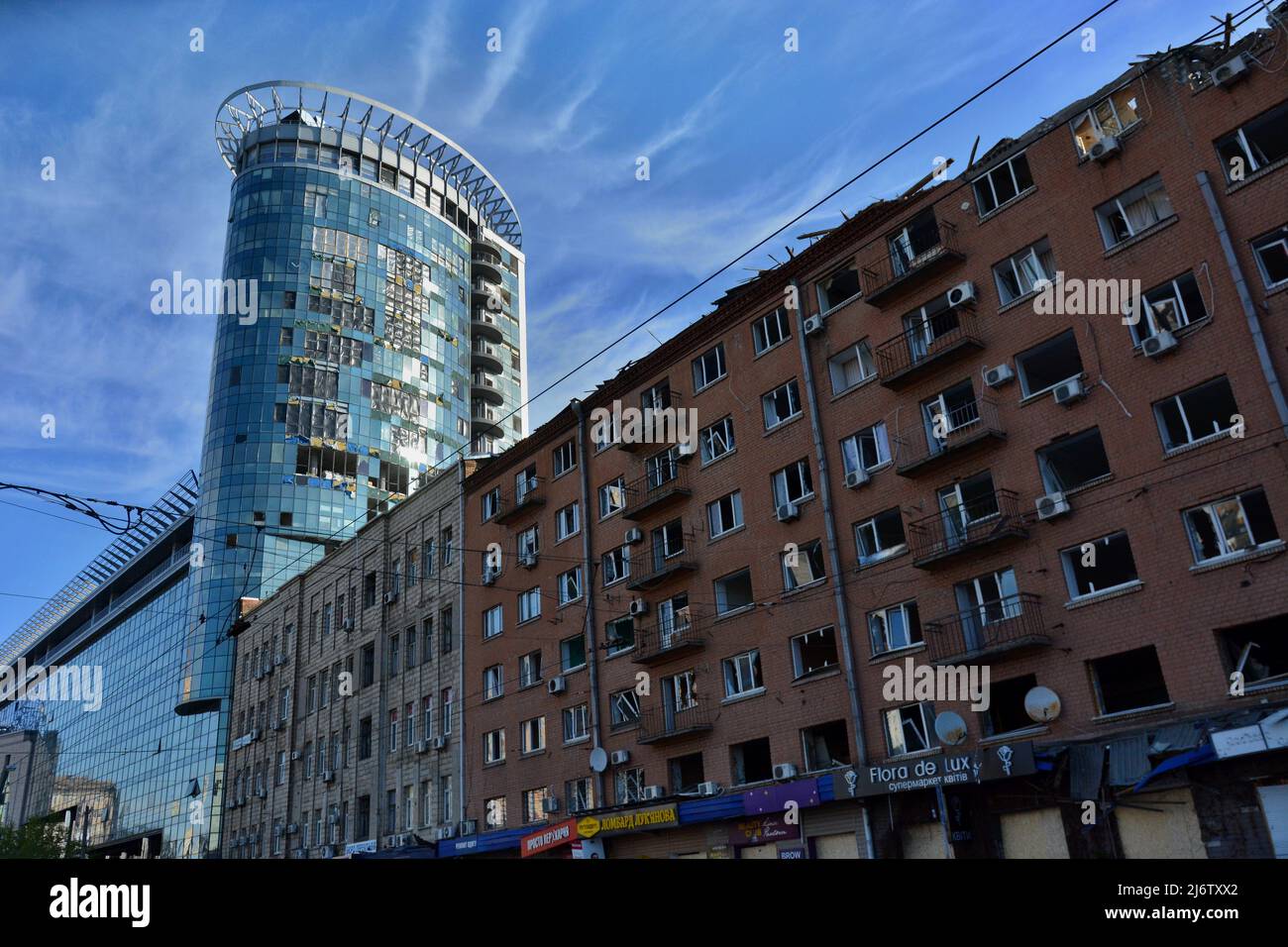 Les structures porteuses du bâtiment de bureaux et les fenêtres cassées ont été endommagées suite à l'attaque russe de bombardements dans le centre de Kiev. Les bâtiments résidentiels et de bureaux du centre de Kiev ont été frappés par des tirs de roquettes russes. La capitale ukrainienne a été régulièrement bombardée depuis l'invasion russe le 24 février 2022. (Photo par Aleksandr Gusev / SOPA Images/Sipa USA) Banque D'Images