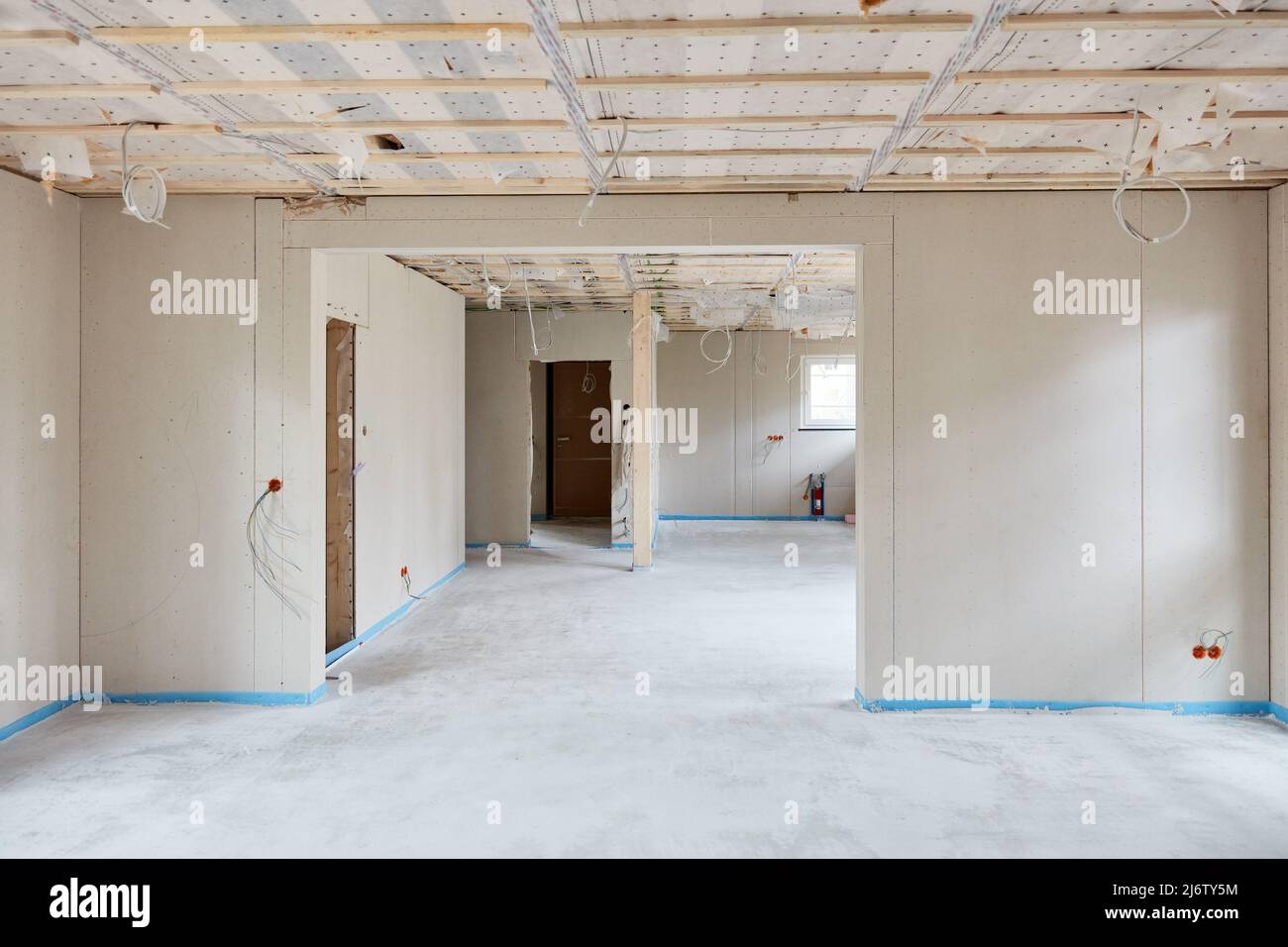 Poser une table fraîche sur le sol dans une salle de passage lors de la construction d'une maison Banque D'Images