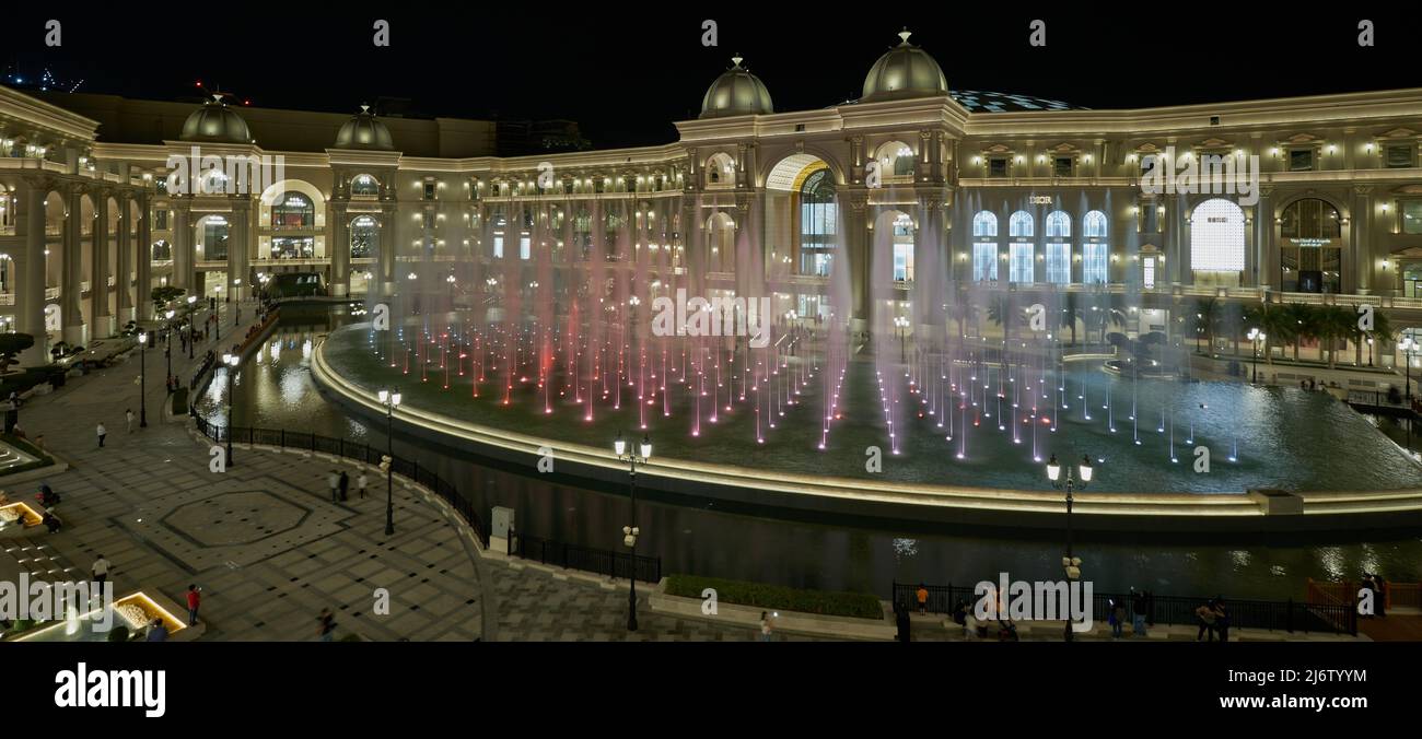 Place Vendome Mall, dans la ville de Lusail, Qatar, vue intérieure la nuit montrant l'architecture du centre commercial avec une grande fontaine en premier plan Banque D'Images
