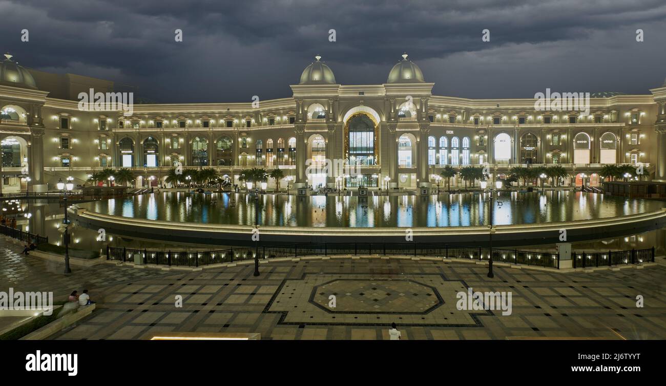 Place Vendome Mall, dans la ville de Lusail, Qatar, vue intérieure la nuit montrant l'architecture du centre commercial avec une grande fontaine en premier plan Banque D'Images