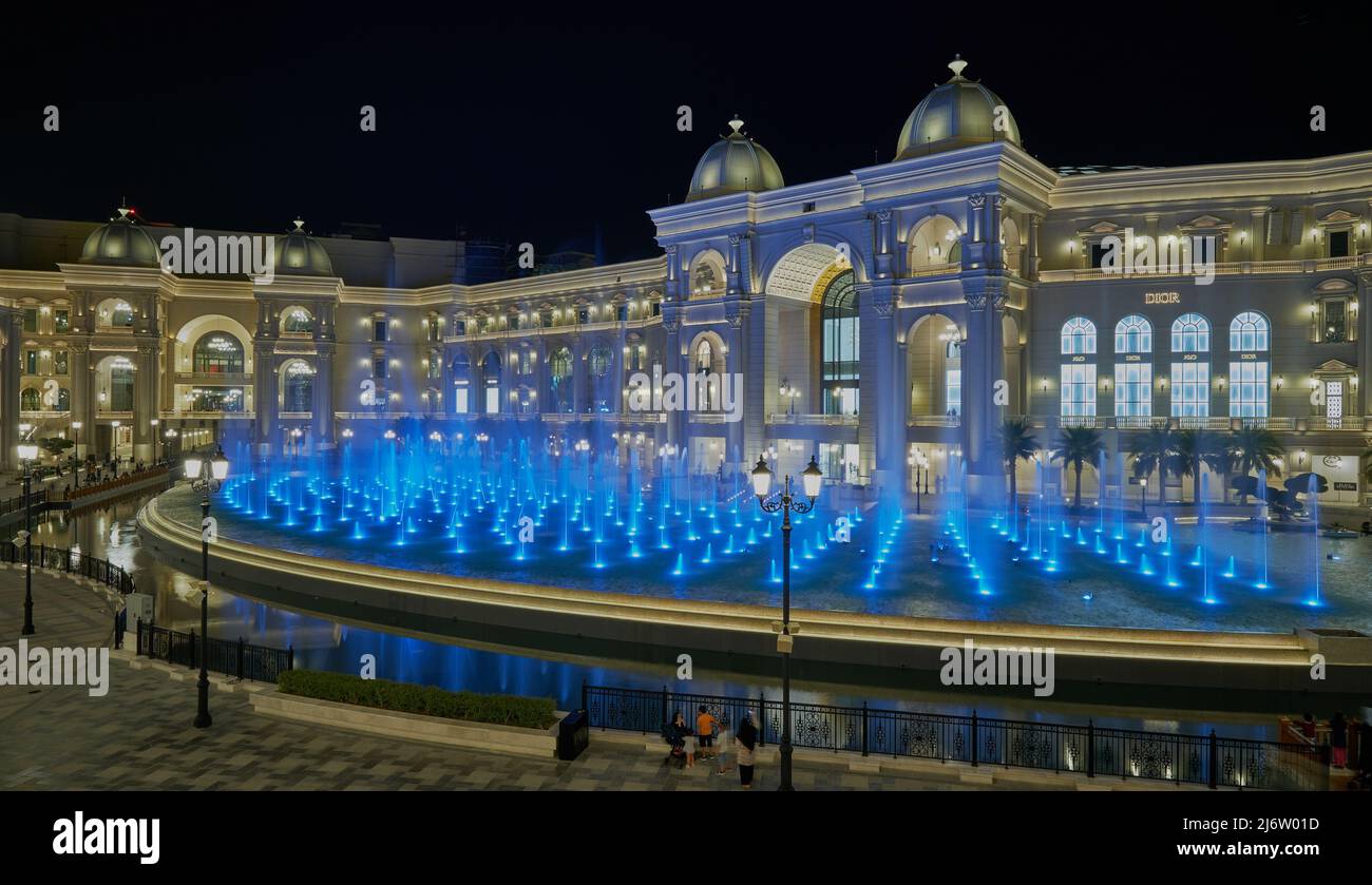 Place Vendome Mall, dans la ville de Lusail, Qatar, vue intérieure la nuit montrant l'architecture du centre commercial avec une grande fontaine en premier plan Banque D'Images