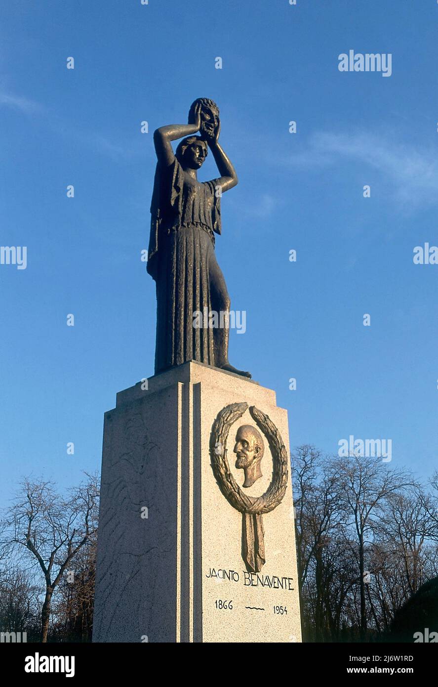 MONUMENTO A JACINTO BENAVENTE (1866-1954) PREMIO NOBEL DE LITERATURA EN 1922 - REALIZADO EN 1962. AUTEUR: VICTORIO MACHO ROGADO. Lieu: RETIRO, EL. MADRID. ESPAGNE. BENAVENTE Y MARTINEZ JACINTO. Banque D'Images