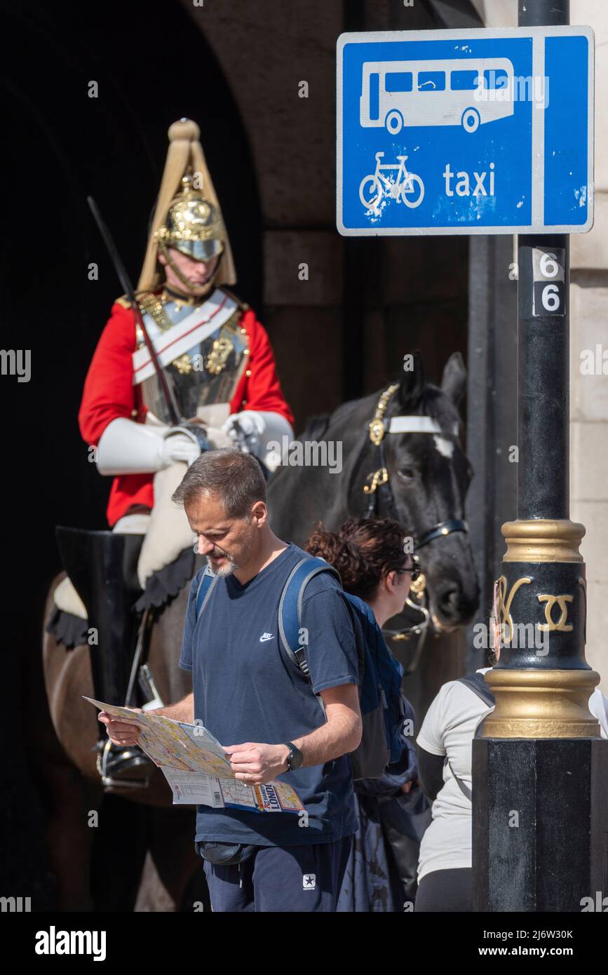 Soldats de la garde à vie de la cavalerie de l'armée britannique en service de garde monté de cérémonie à Horse Guards, Londres, Royaume-Uni. Carte touristique Banque D'Images