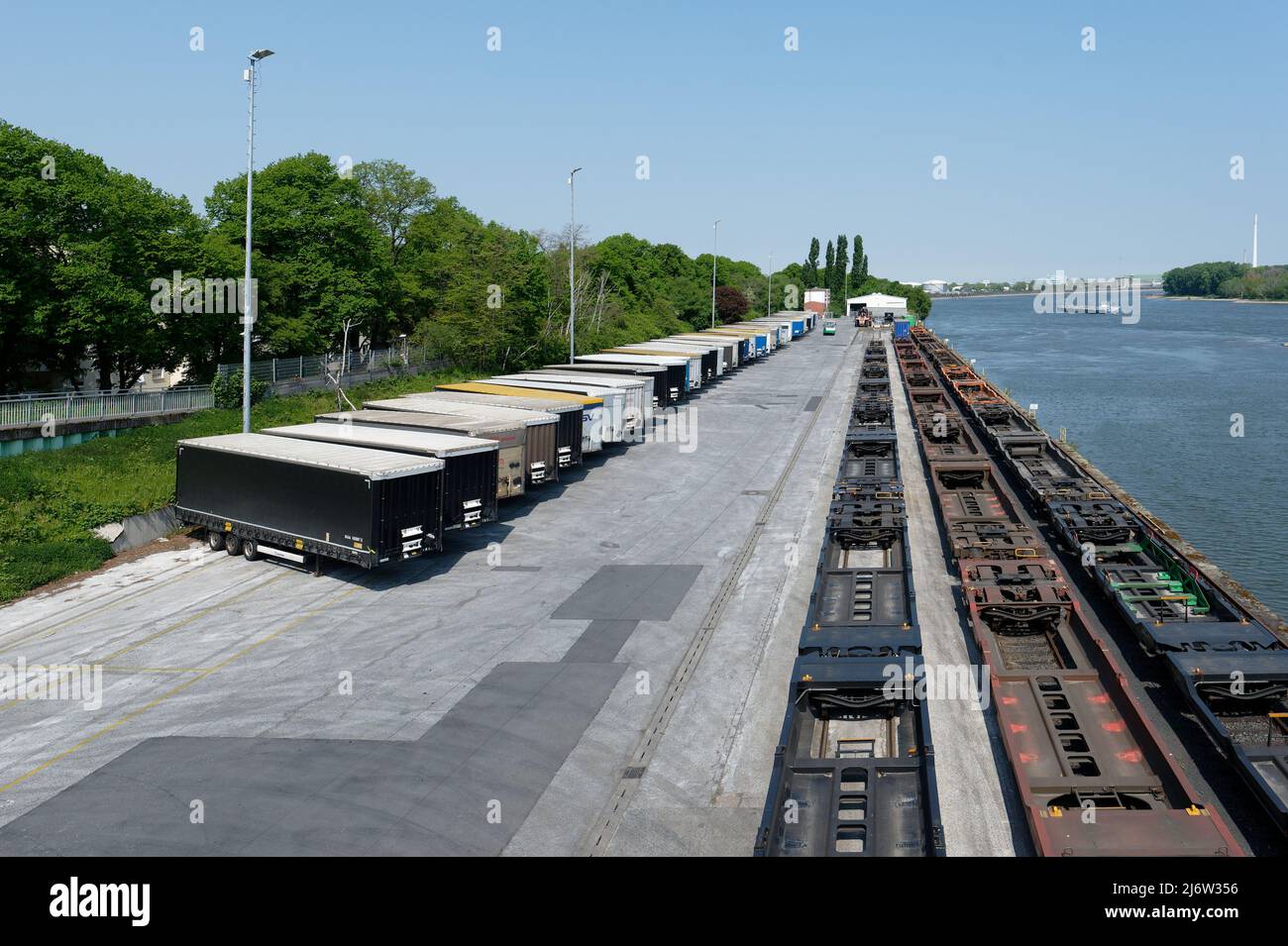 Cologne, Allemagne - 03 mai 2022 : semi-remorques de camions attendant d'être chargées sur les trains du port de niehler à cologne Banque D'Images