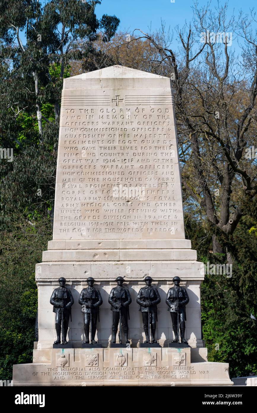 Mémorial de guerre de la division Guards, ou Mémorial de la Garde, à Horse Guards Road, Londres, Royaume-Uni. Inscription sur pierre écrite par Rudyard Kipling. Sculptures en bronze Banque D'Images