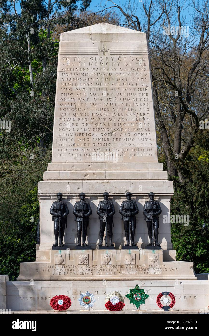 Mémorial de guerre de la division Guards, ou Mémorial de la Garde, à Horse Guards Road, Londres, Royaume-Uni. Inscription sur pierre écrite par Rudyard Kipling. Sculptures en bronze Banque D'Images