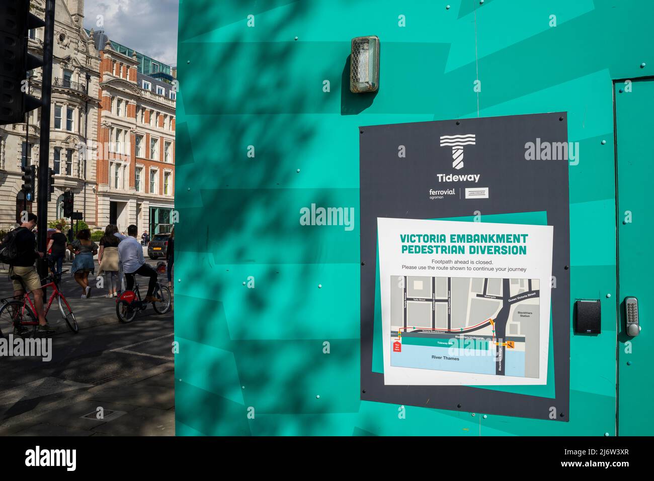 Panneau illustrant les dérivations pour le projet du tunnel Victoria Embankment Thames Tideway près du pont Blackfriars, Londres, Royaume-Uni. Déviation pour piétons Banque D'Images