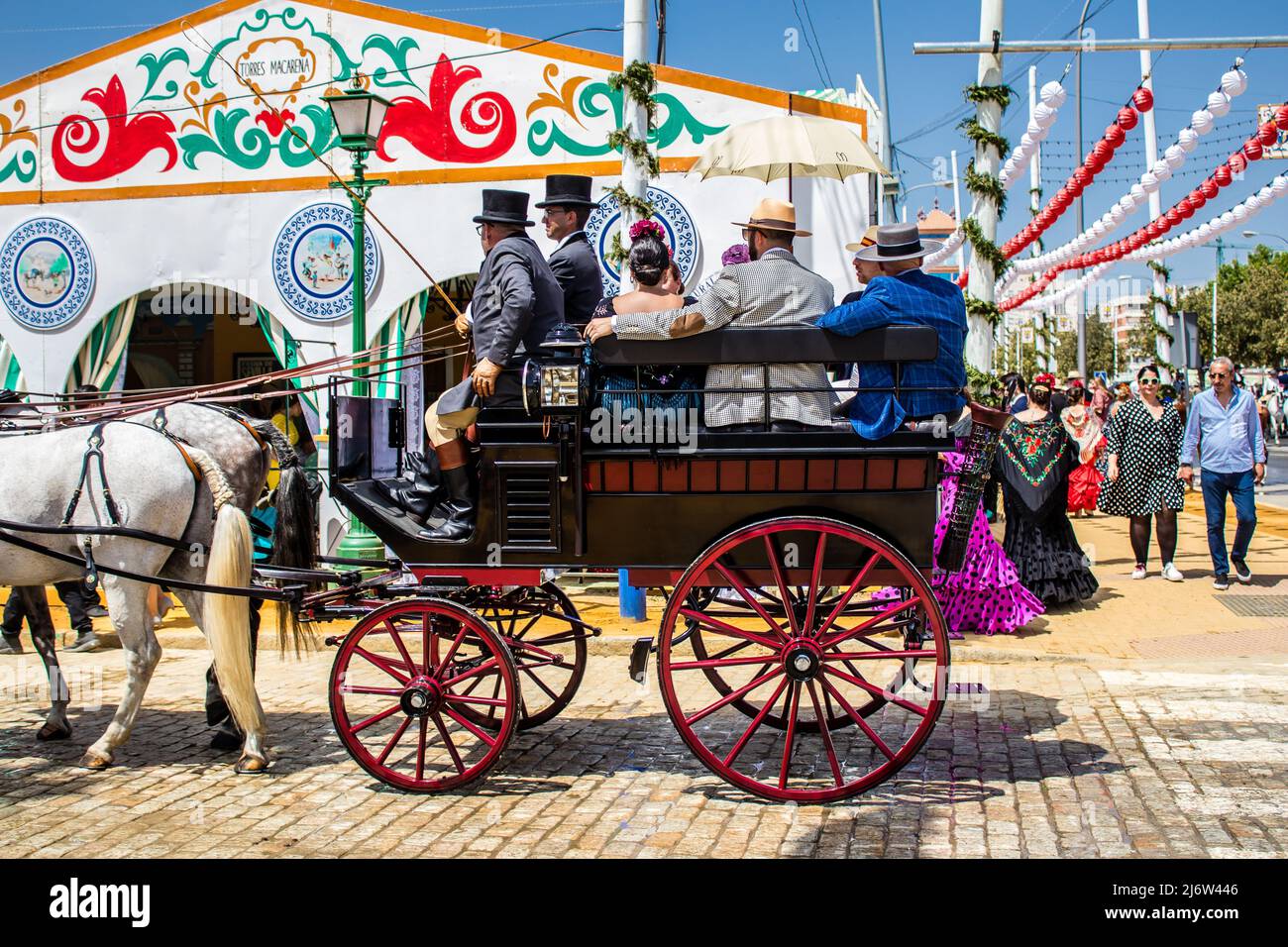 Séville, Espagne - 01 mai 2022 les Sevillians habillés dans la voie  andalouse traditionnelle, à cheval tiré en calèche à travers les allées de  la Feria de Photo Stock - Alamy