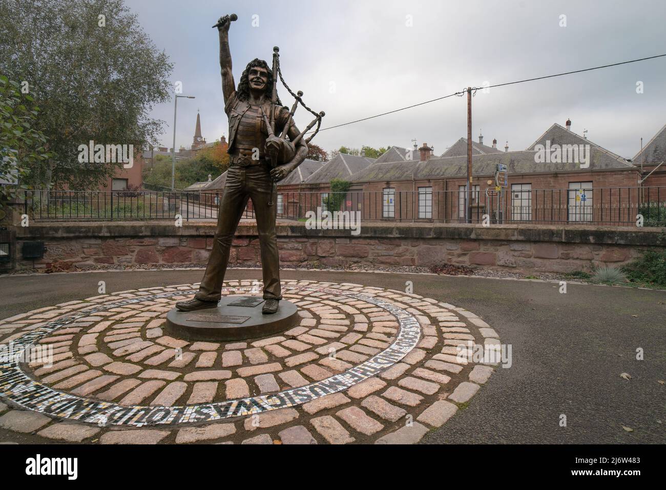 Statue de bon Scott, Kirriemuir, Écosse, Royaume-Uni.Un monument à l'icône du rocher de 70s se trouve sur la route menant à cette petite ville écossaise. Ronald Belford bon Scott Banque D'Images