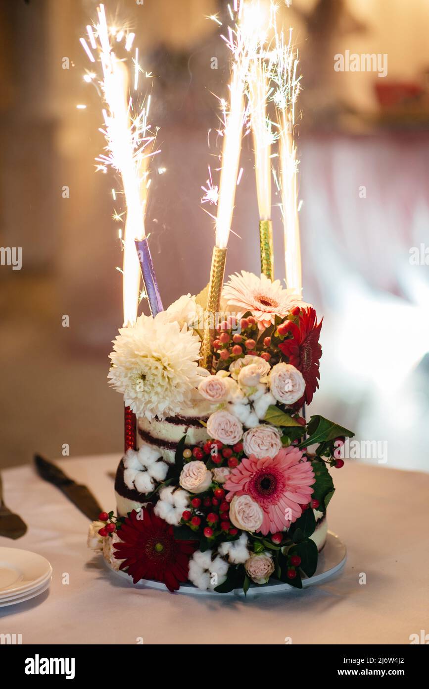 Gâteau aux fleurs et feux d'artifice. Banque D'Images