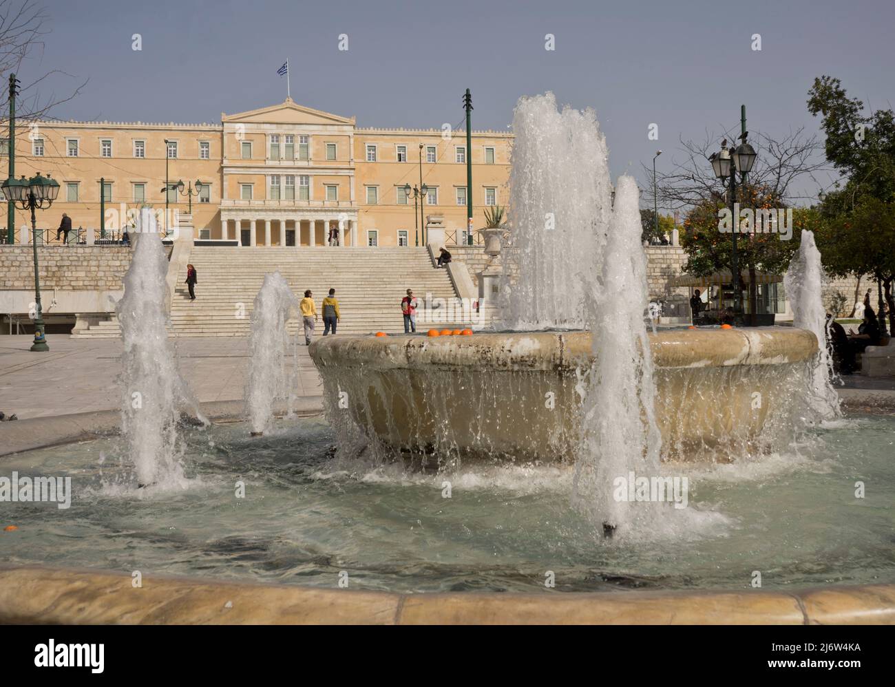 Touristes et visiteurs à la place Syntagma près de l'ancien Palais Royal, abritant le Parlement grec depuis 1934, Athènes, Grèce, Europe Banque D'Images