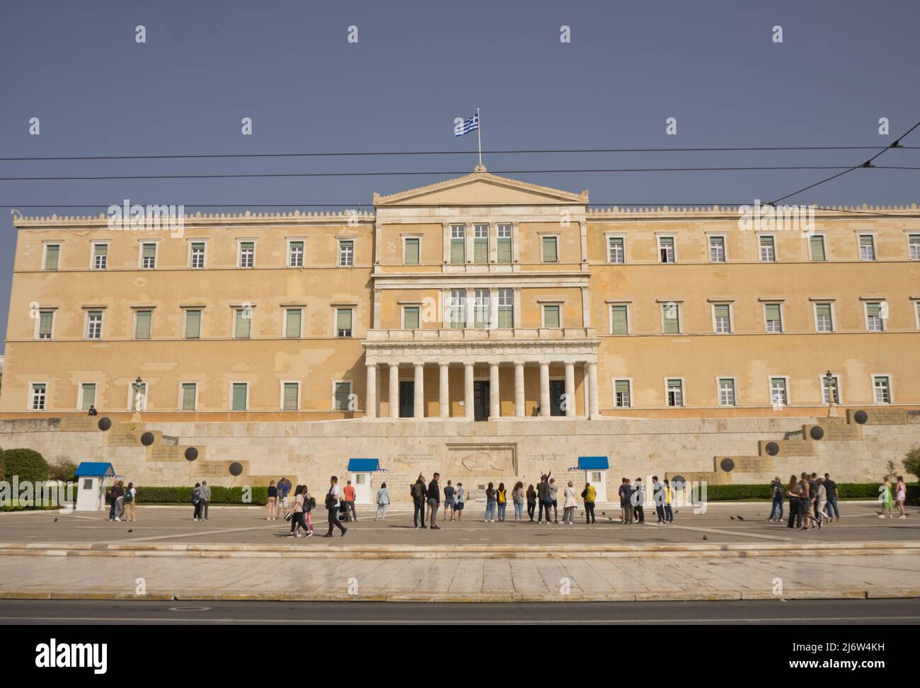 Touristes et visiteurs voient le changement de garde à la place Syntagma par l'ancien Palais Royal, abritant le Parlement grec depuis 1934, Athènes, Grèce, Europ Banque D'Images