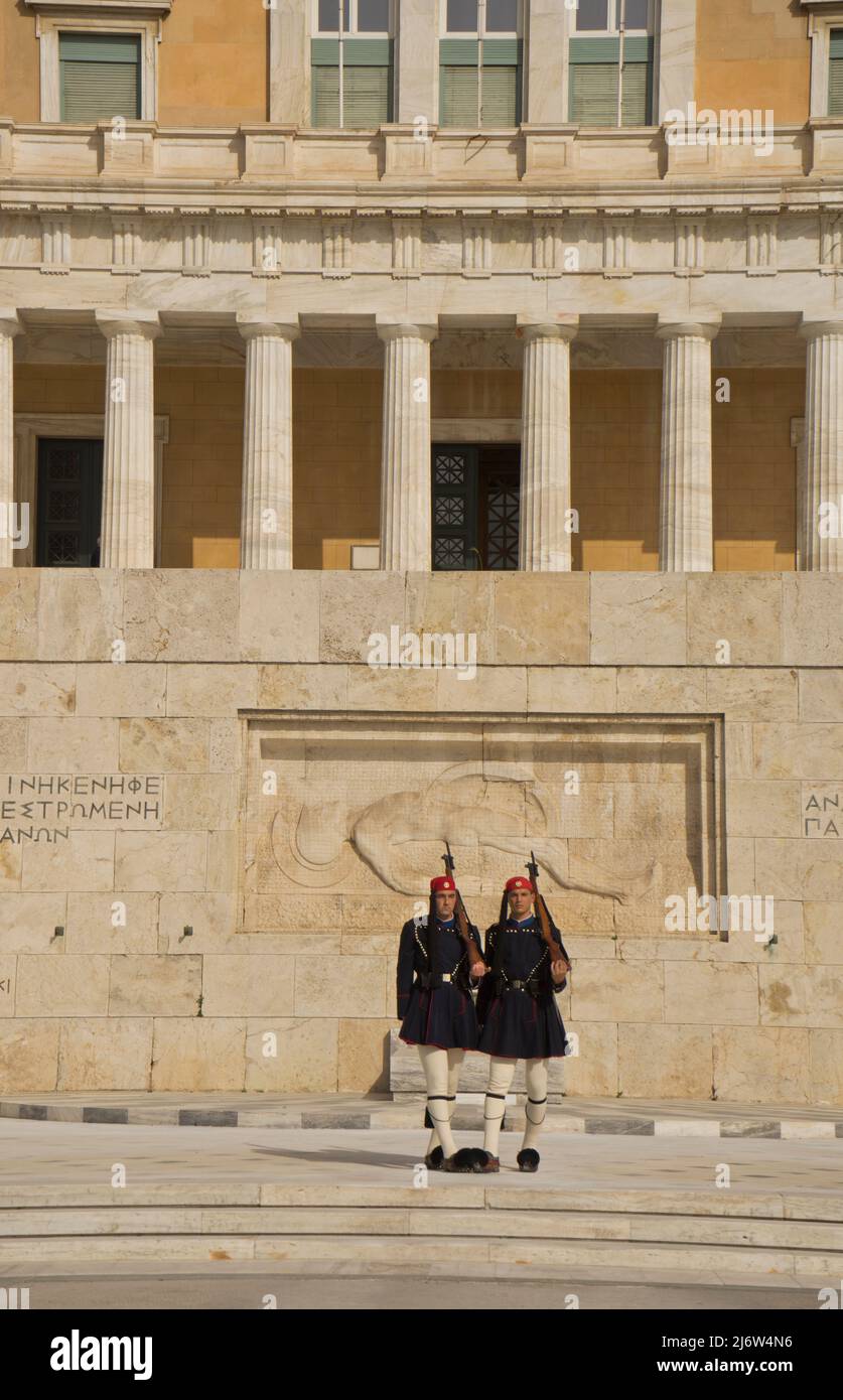 Touristes et visiteurs voient le changement de garde à la place Syntagma par l'ancien Palais Royal, abritant le Parlement grec depuis 1934, Athènes, Grèce, Europ Banque D'Images