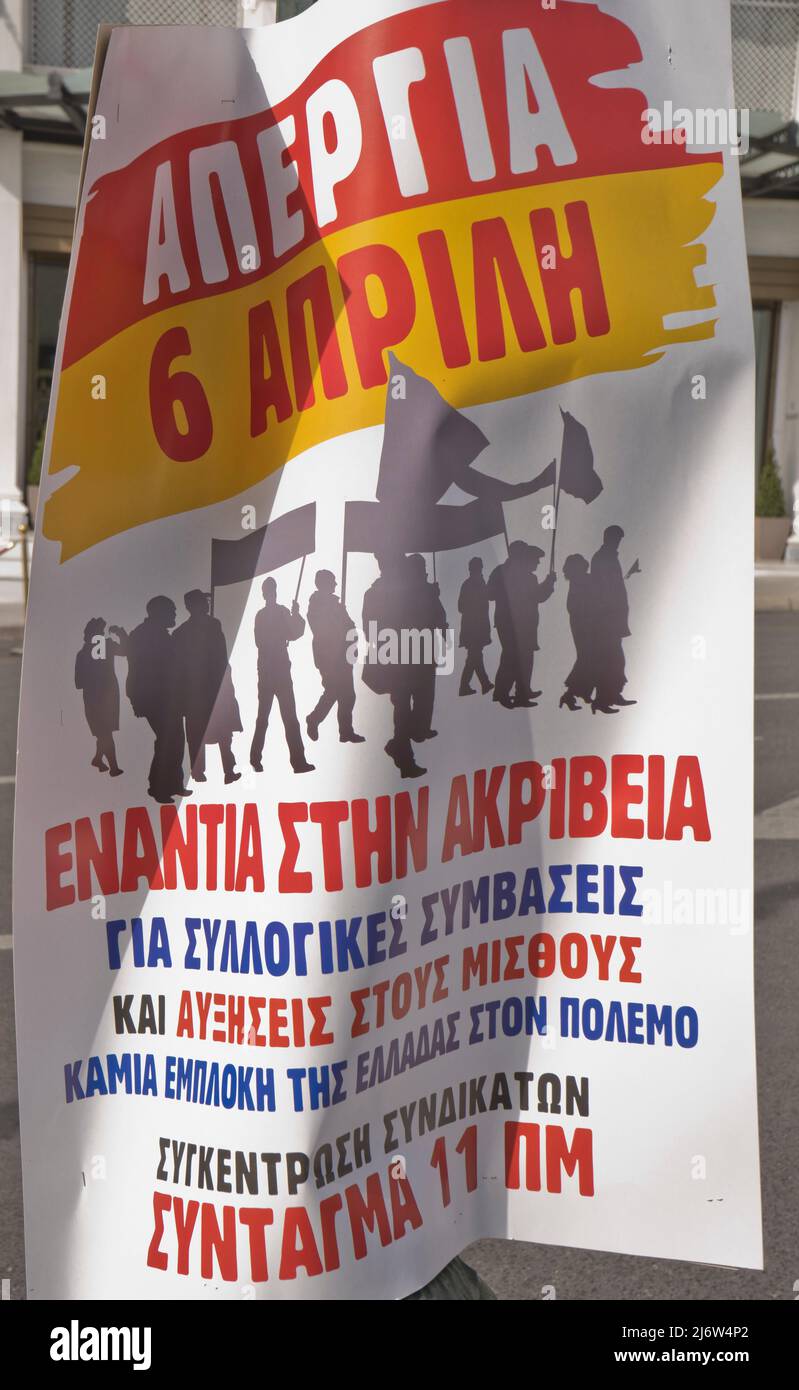 Bannière annonçant une grève générale des travailleurs à la place Syntagma par l'ancien Palais Royal, abritant le Parlement grec depuis 1934,Athènes,Grèce,Europe Banque D'Images