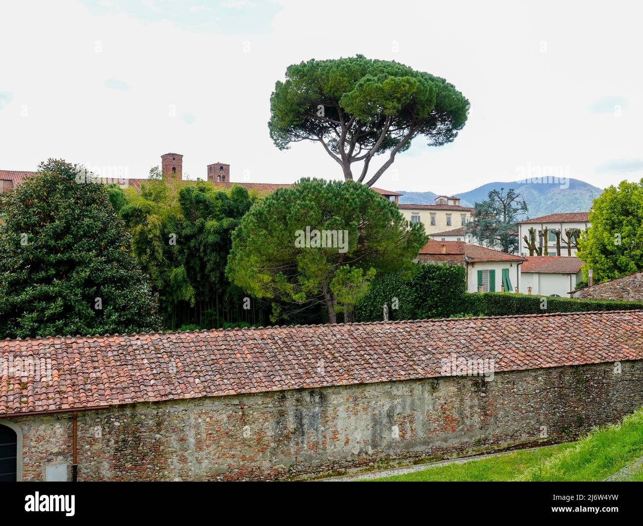 Palazzo Pfanner et les jardins vus du mur de la Renaissance entourant la ville de Lucques, Italie. Banque D'Images