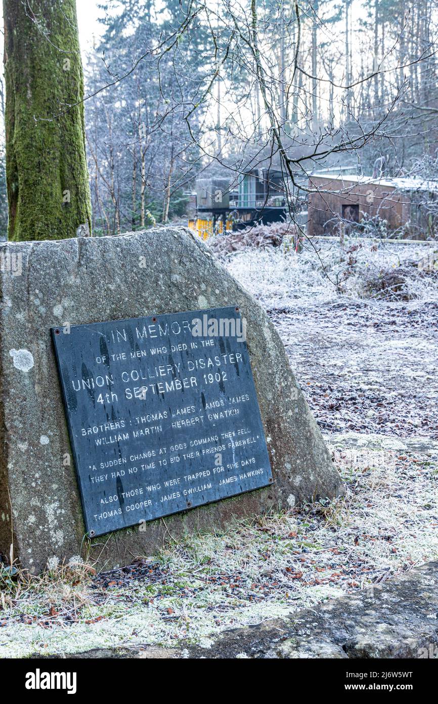 Hiver dans la forêt de Dean - Mémorial aux hommes morts dans la catastrophe de la mine de charbon Union le 4th septembre 1902 à Bixslade, Gloucestershire, Englan Banque D'Images