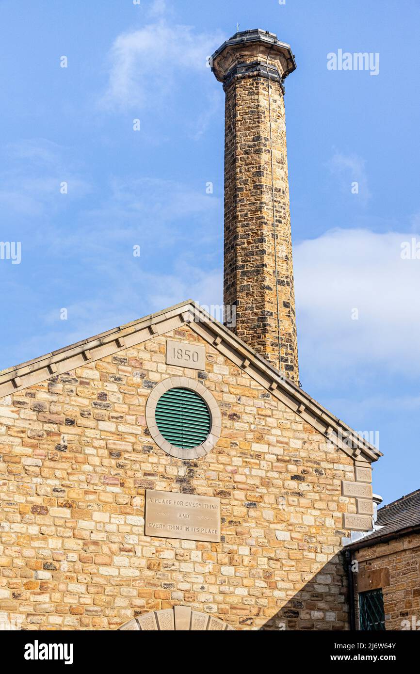 Conseils moraux sur un bâtiment industriel victorien à Elsecar Yorkshire, UK - Une place pour chaque chose et chaque chose à sa place Banque D'Images