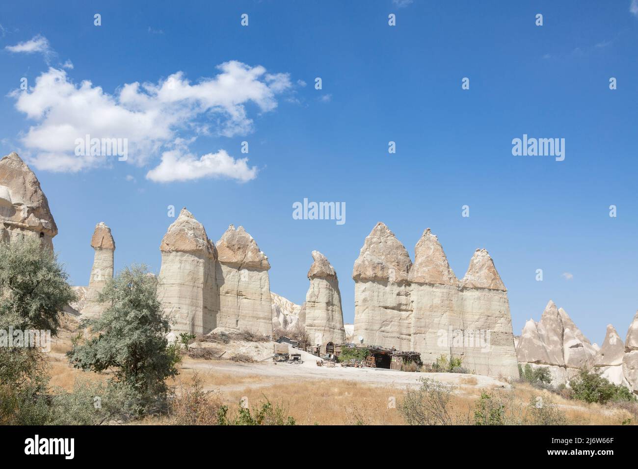 'Love Valley' - vraiment l'un des endroits les plus uniques à visiter en Cappadoce. Les formations rocheuses de cheminées de fées, les tours, les cônes, les vallées et les grottes Banque D'Images