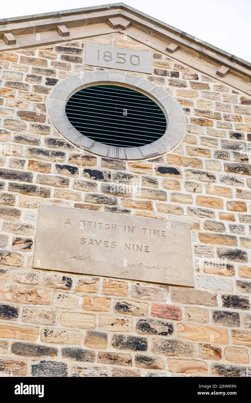 Conseils moraux sur un bâtiment industriel victorien à Elsecar, Yorkshire UK - A Stitch dans le temps permet de gagner neuf Banque D'Images