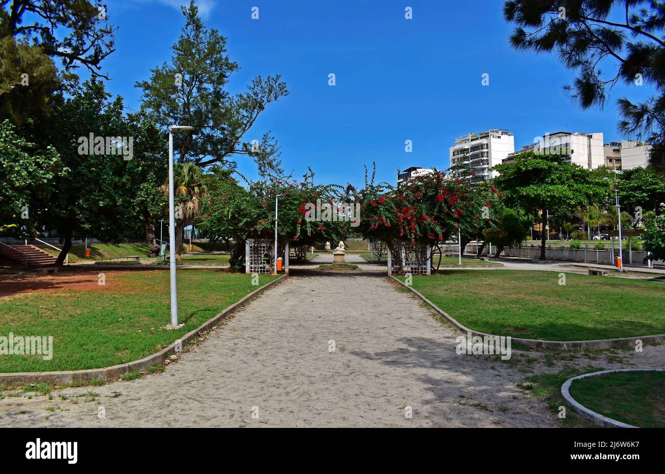Vue partielle sur 'Jardim de Alah', place publique dans le quartier d'Ipanema, Rio Banque D'Images