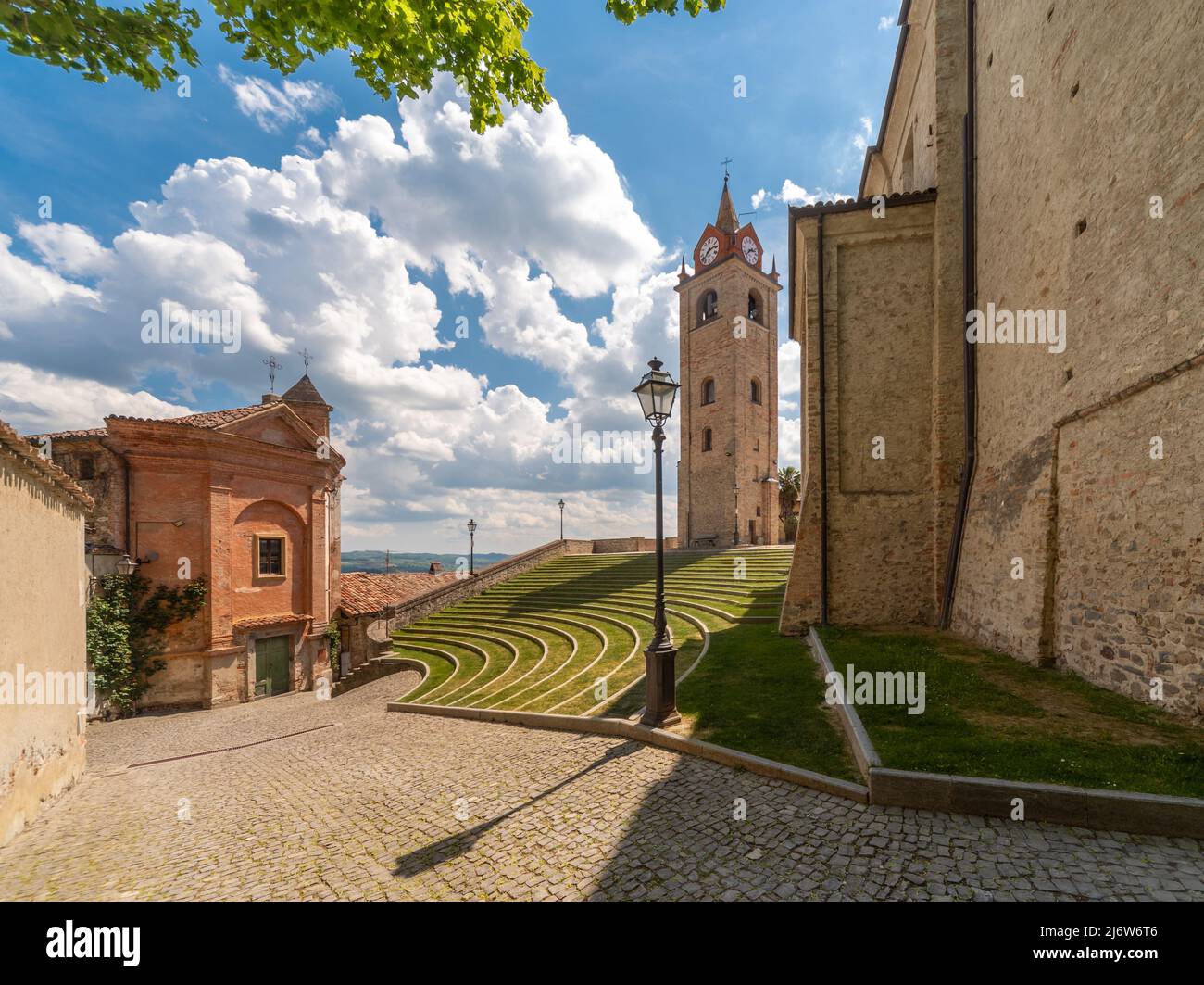 Monforte d'Alba, langhe, Cuneo, Italie - 02 mai 2022 : amphithéâtre de l'Auditorium Horszowsky avec l'ancien clocher de Santa Maria et l'église Banque D'Images