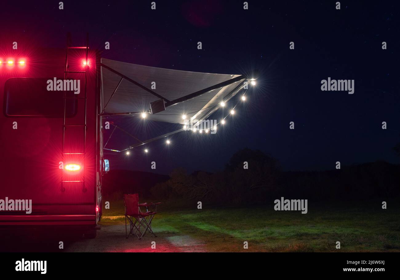 Véhicules récréatifs thème. Camping camping-car sauvage de nuit Van Motorhome avec Clear Starry Sky. Banque D'Images
