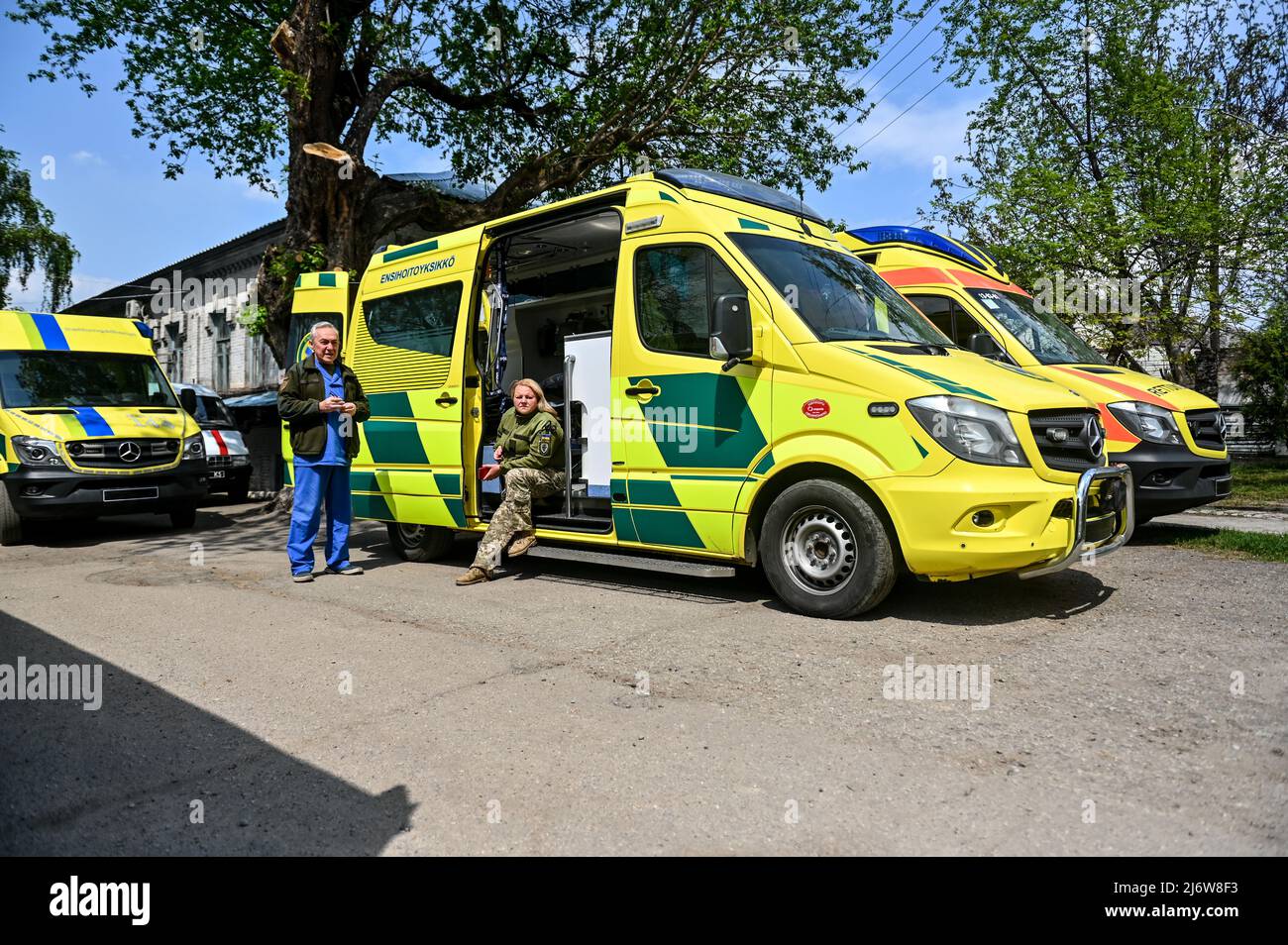 ZAPORIZHHIA, UKRAINE - 2 MAI 2022 - Chef du département IC de l'hôpital militaire de Zaporizhjia Viacheslav Merezhko et équipe d'évacuation médicale Banque D'Images