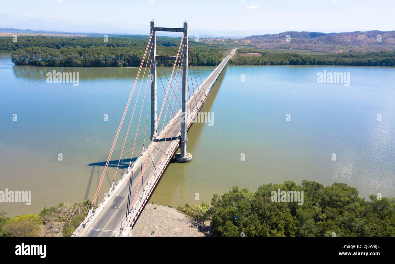 Photographie par drone de la rivière Tempisque et du pont Amistad Puente la Amistad de Taiwan. Route nationale 18, Guanacaste, nord du Costa Rica. Banque D'Images