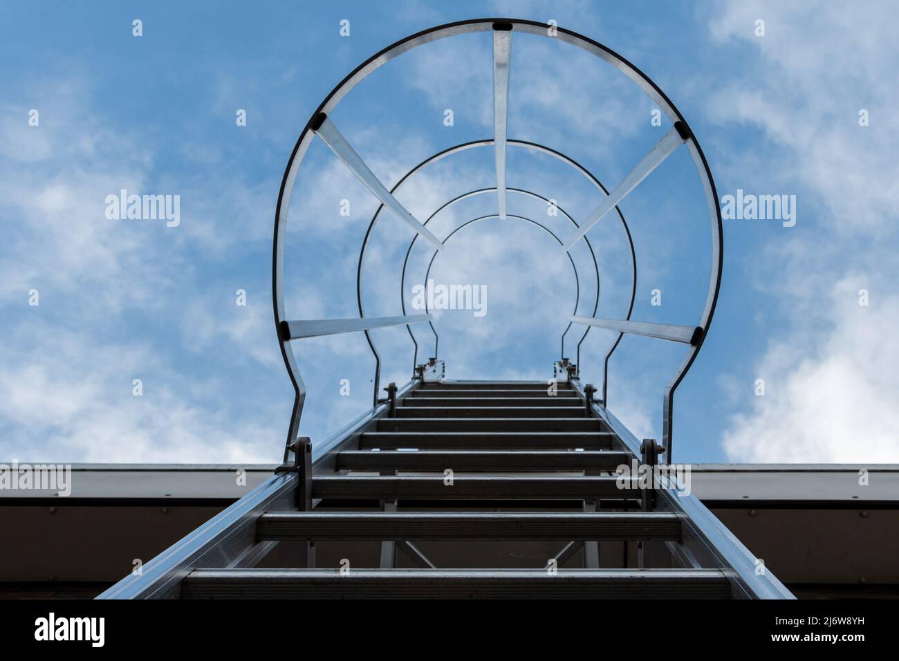 Échelle de sécurité industrielle ou échelle à cage en aluminium, pour entrer dans le toit. Banque D'Images