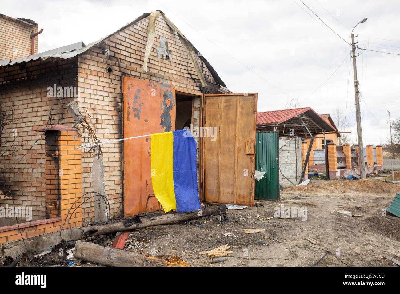 Bombardé la maison privée avec le drapeau de l'Ukraine après l'attaque de l'armée russe. Le concept du pays et du peuple ne peut être vaincu Banque D'Images
